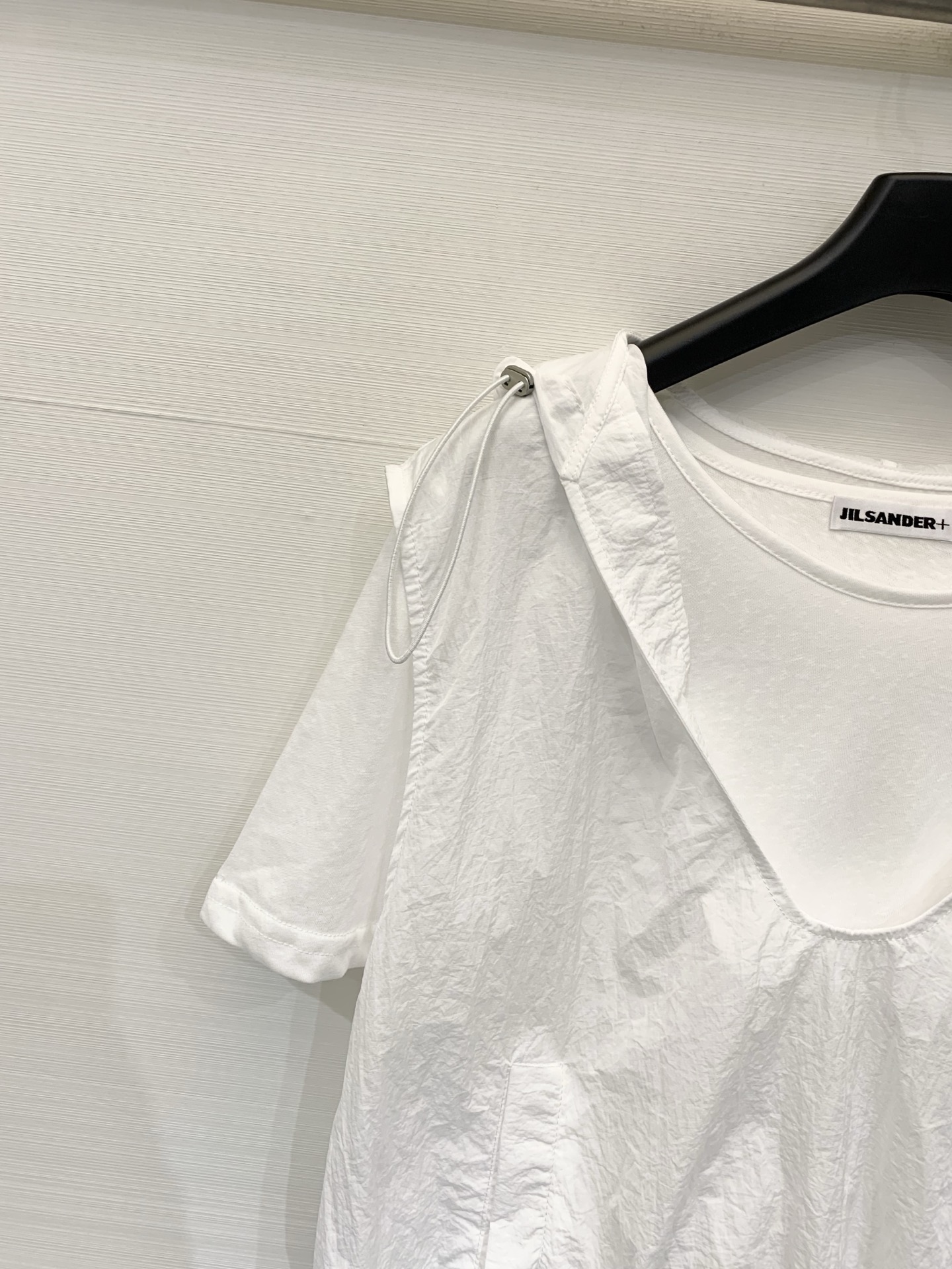 JILSANDER+ 假两件抽绳连帽上衣 松弛感天花板，外层皱感尼龙罩衫，可调节连帽V领+下摆抽绳，内搭