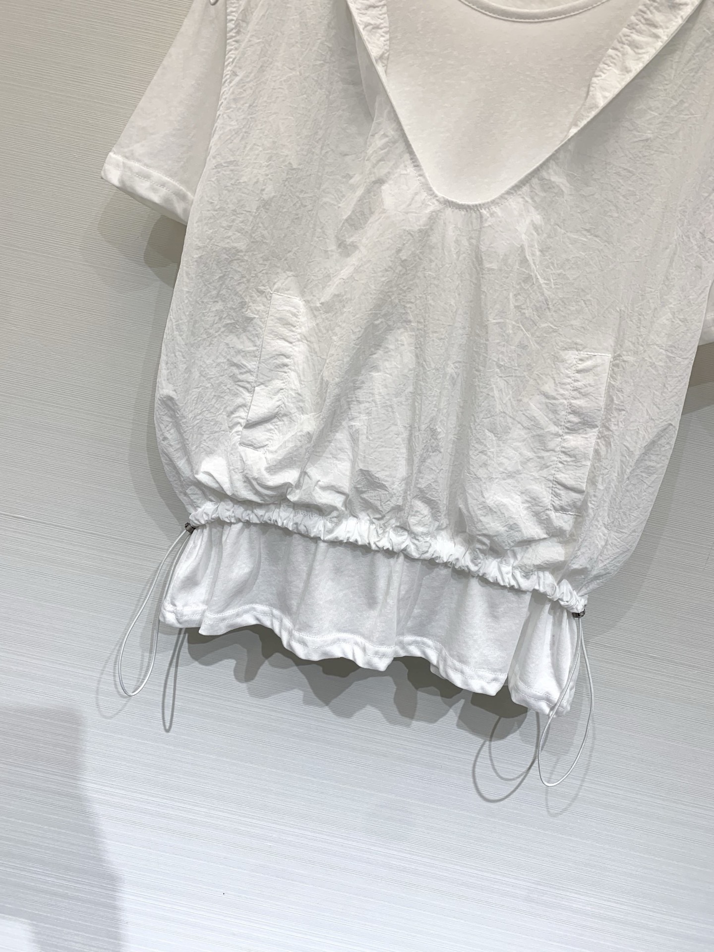 JILSANDER+ 假两件抽绳连帽上衣 松弛感天花板，外层皱感尼龙罩衫，可调节连帽V领+下摆抽绳，内搭