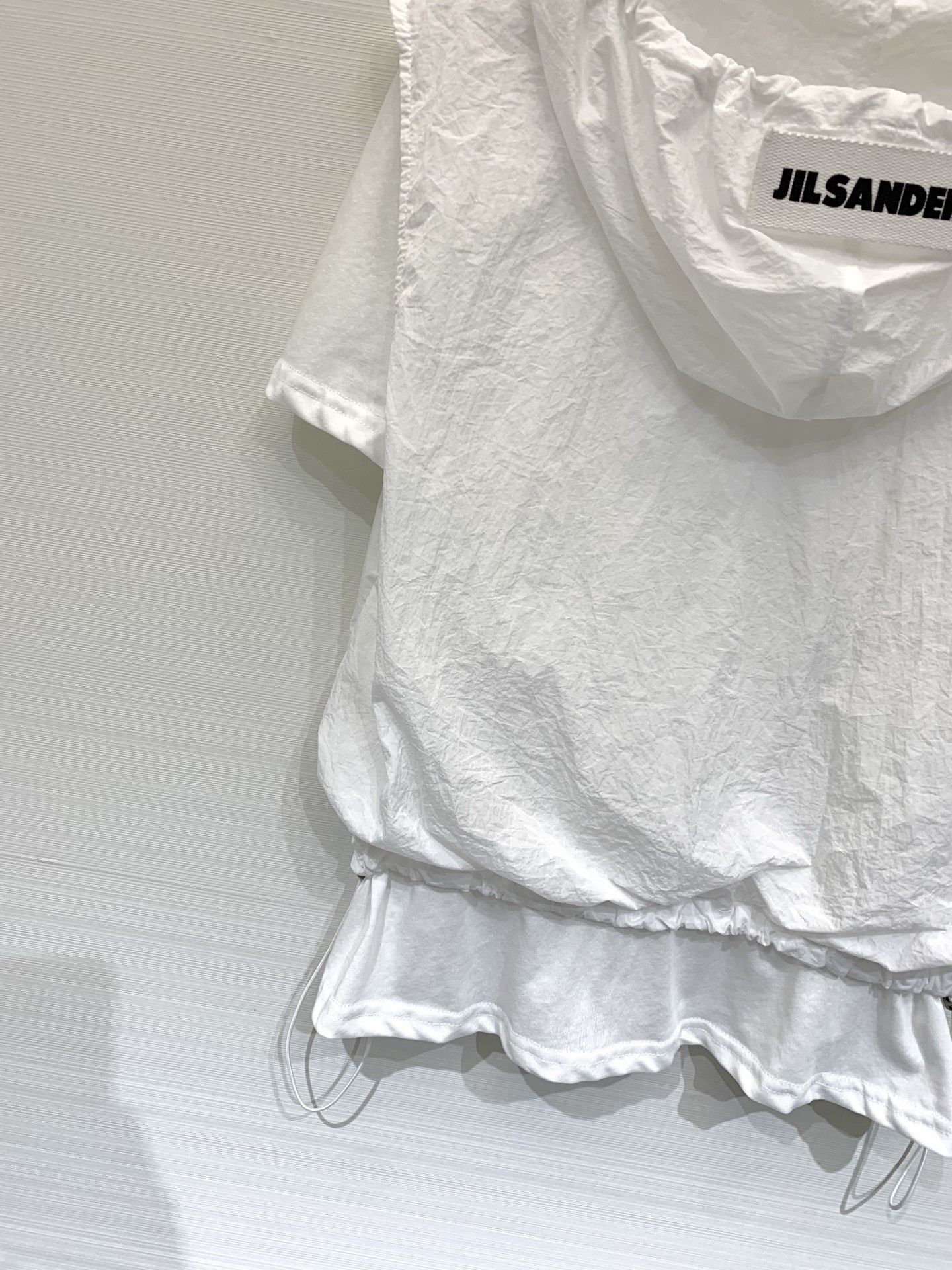 JILSANDER+ 假两件抽绳连帽上衣 松弛感天花板，外层皱感尼龙罩衫，可调节连帽V领+下摆抽绳，内搭