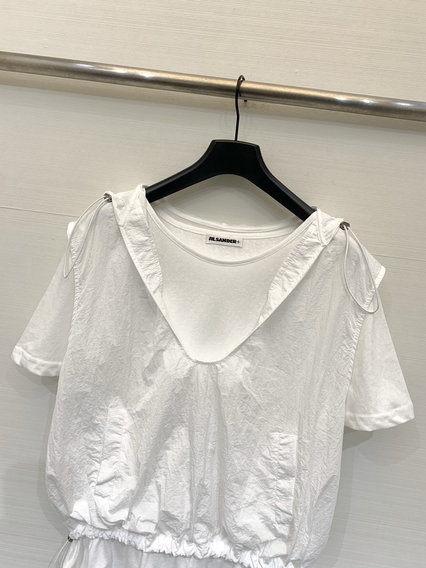 JILSANDER+ 假两件抽绳连帽上衣 松弛感天花板，外层皱感尼龙罩衫，可调节连帽V领+下摆抽绳，内搭
