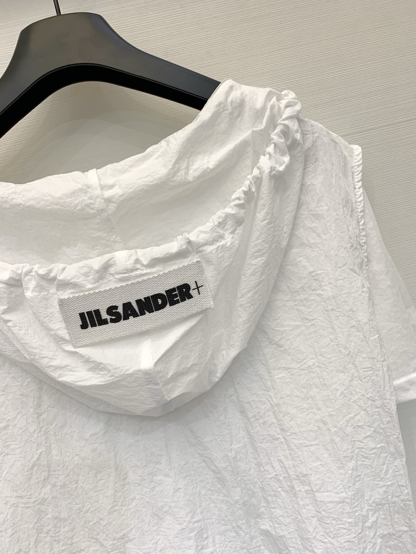 JILSANDER+ 假两件抽绳连帽上衣 松弛感天花板，外层皱感尼龙罩衫，可调节连帽V领+下摆抽绳，内搭