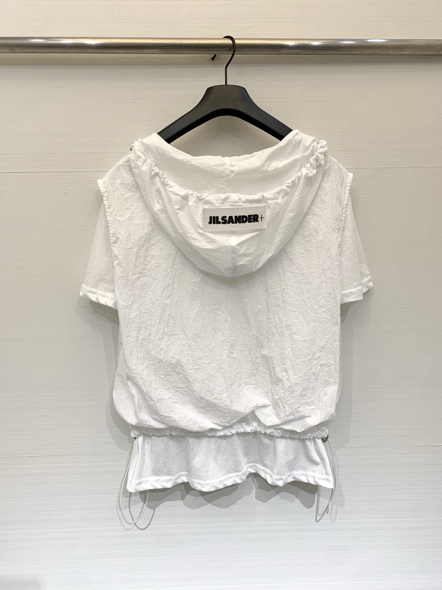 JILSANDER+ 假两件抽绳连帽上衣 松弛感天花板，外层皱感尼龙罩衫，可调节连帽V领+下摆抽绳，内搭