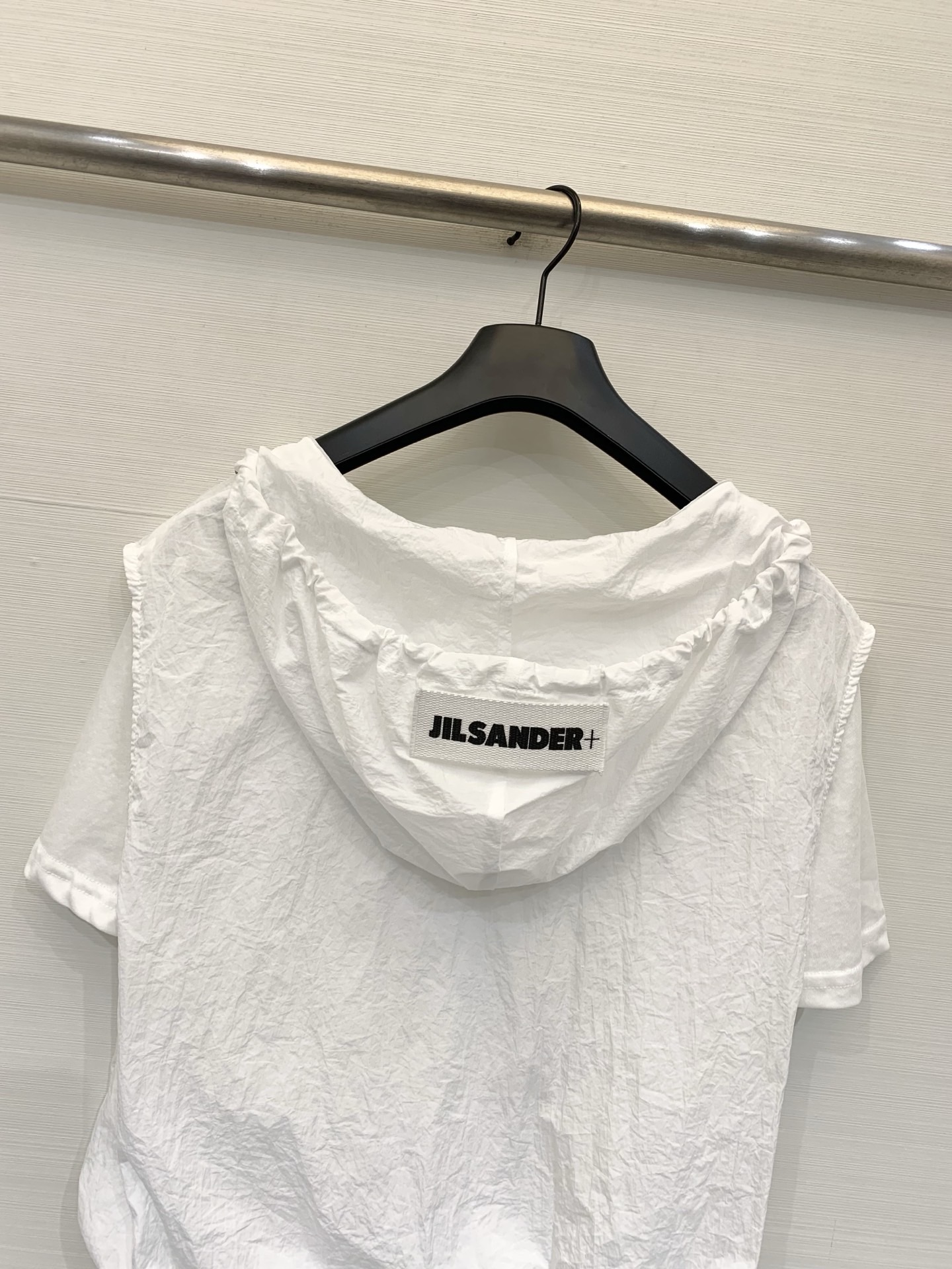 JILSANDER+ 假两件抽绳连帽上衣 松弛感天花板，外层皱感尼龙罩衫，可调节连帽V领+下摆抽绳，内搭