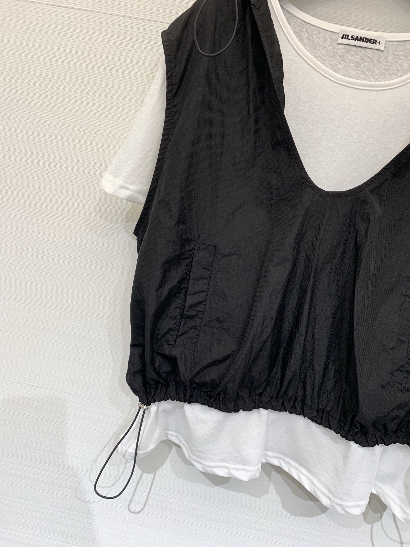 JILSANDER+ 假两件抽绳连帽上衣 松弛感天花板，外层皱感尼龙罩衫，可调节连帽V领+下摆抽绳，内搭