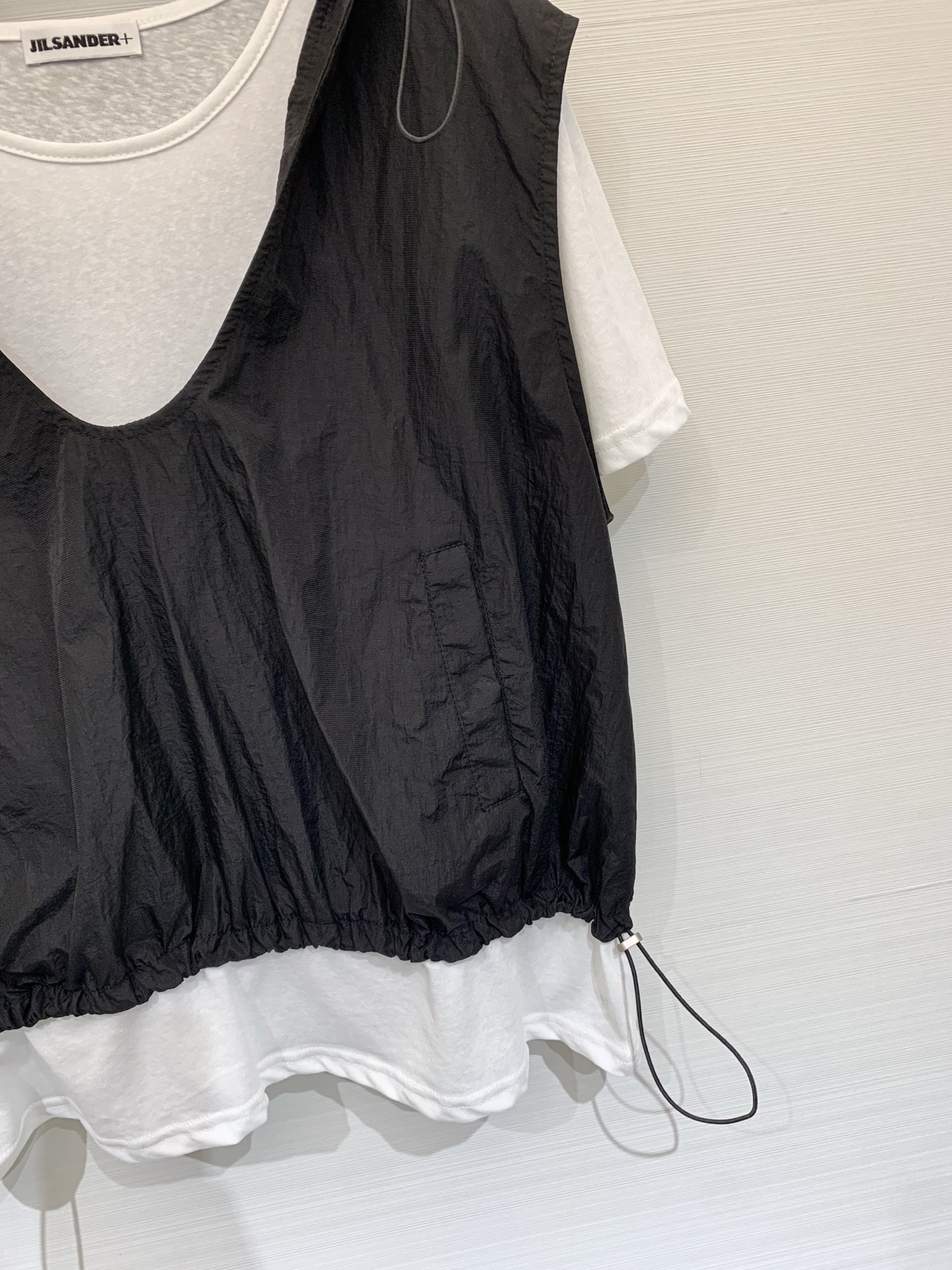JILSANDER+ 假两件抽绳连帽上衣 松弛感天花板，外层皱感尼龙罩衫，可调节连帽V领+下摆抽绳，内搭