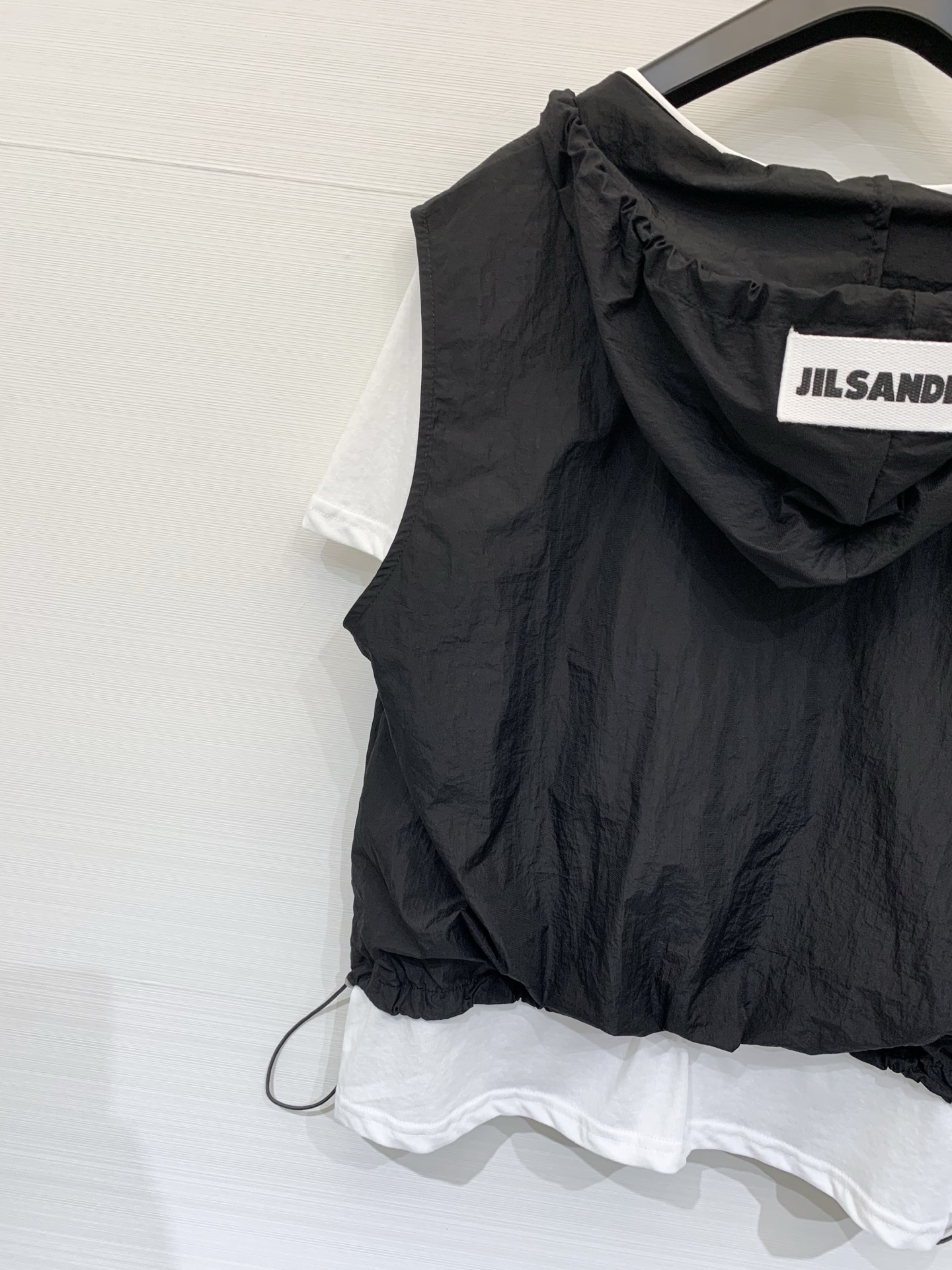 JILSANDER+ 假两件抽绳连帽上衣 松弛感天花板，外层皱感尼龙罩衫，可调节连帽V领+下摆抽绳，内搭