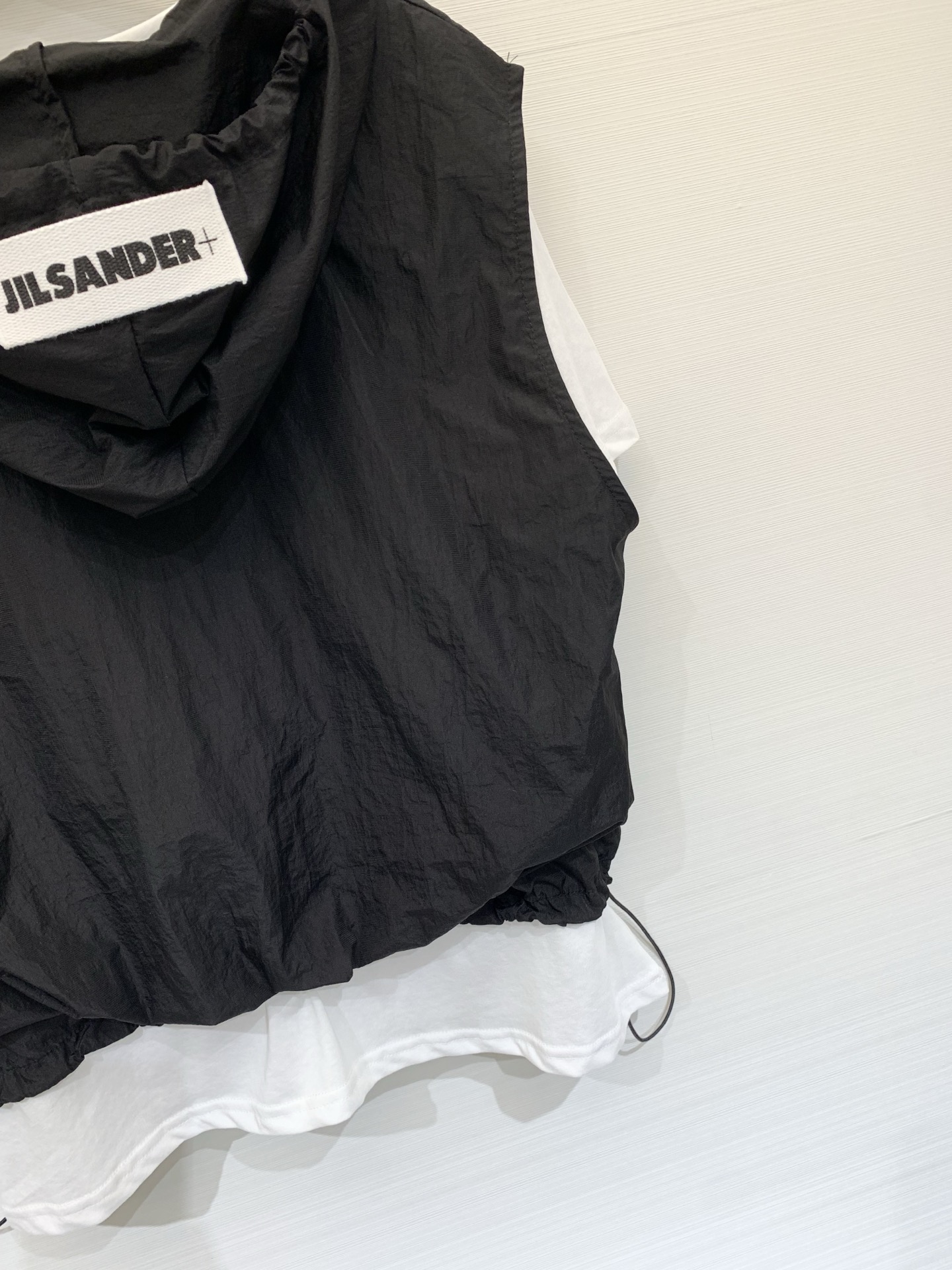 JILSANDER+ 假两件抽绳连帽上衣 松弛感天花板，外层皱感尼龙罩衫，可调节连帽V领+下摆抽绳，内搭