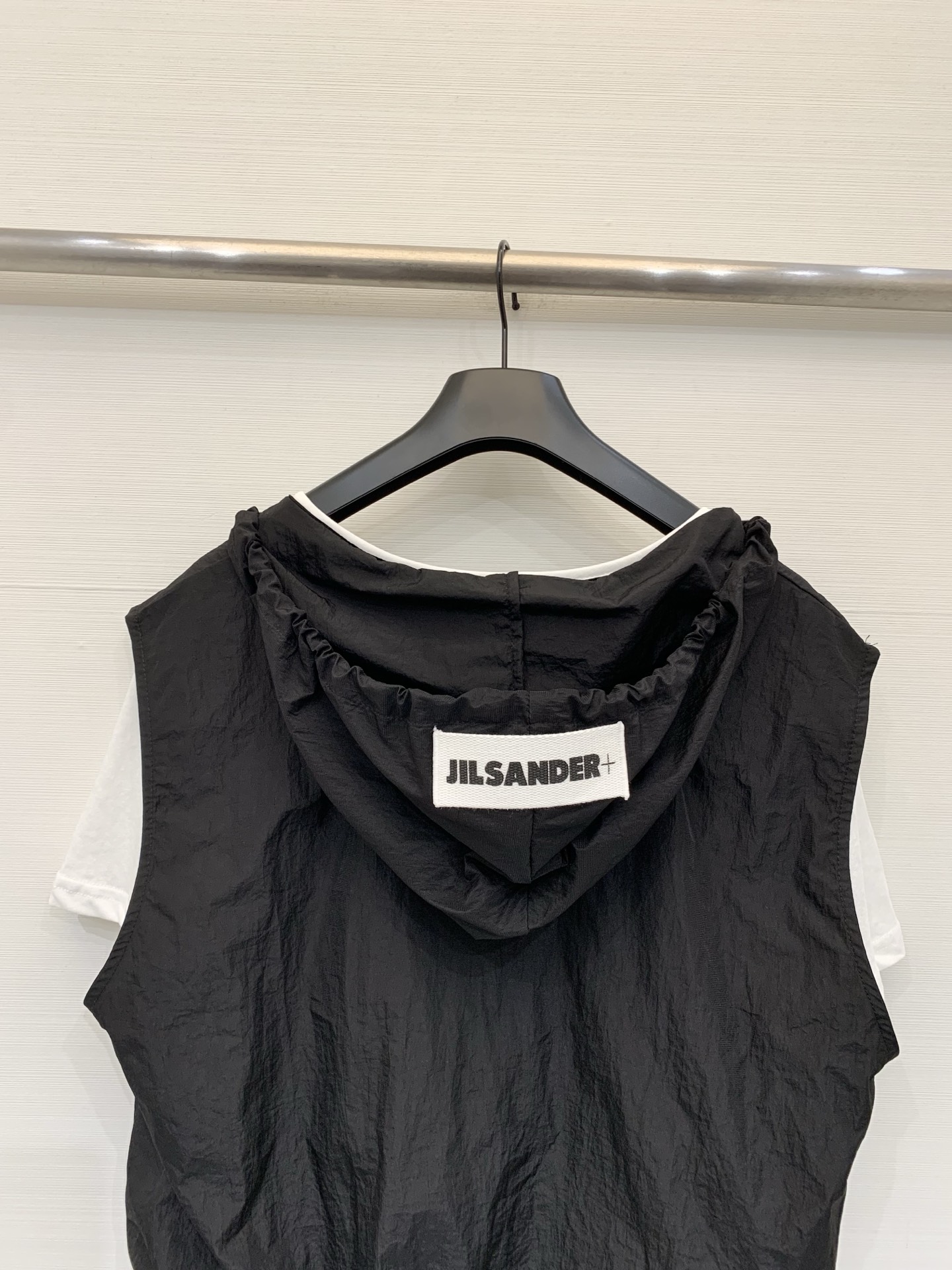 JILSANDER+ 假两件抽绳连帽上衣 松弛感天花板，外层皱感尼龙罩衫，可调节连帽V领+下摆抽绳，内搭