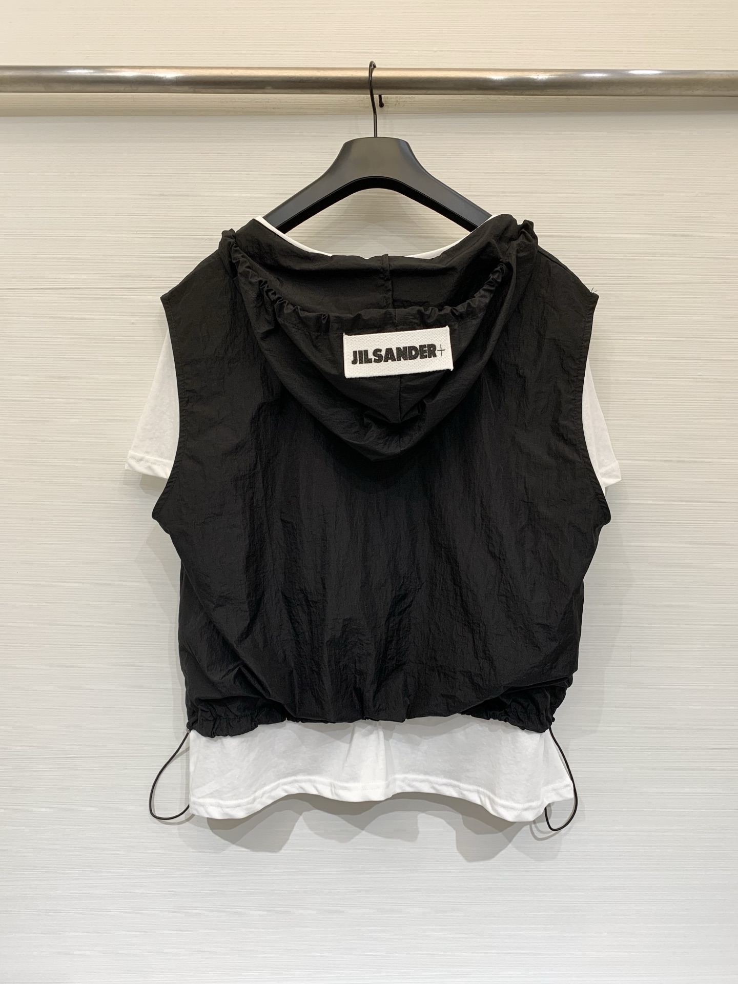 JILSANDER+ 假两件抽绳连帽上衣 松弛感天花板，外层皱感尼龙罩衫，可调节连帽V领+下摆抽绳，内搭