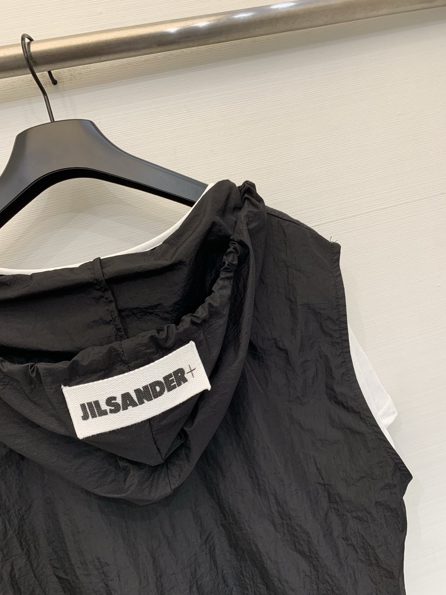 JILSANDER+ 假两件抽绳连帽上衣 松弛感天花板，外层皱感尼龙罩衫，可调节连帽V领+下摆抽绳，内搭