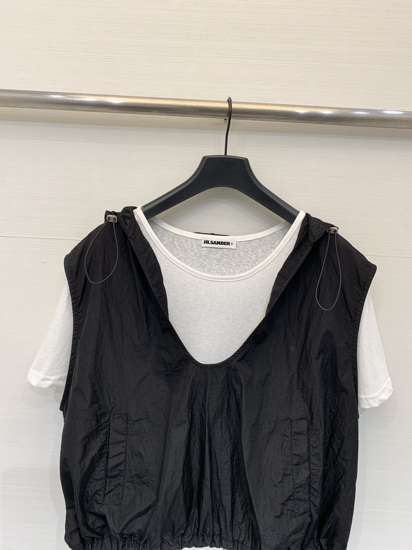 JILSANDER+ 假两件抽绳连帽上衣 松弛感天花板，外层皱感尼龙罩衫，可调节连帽V领+下摆抽绳，内搭