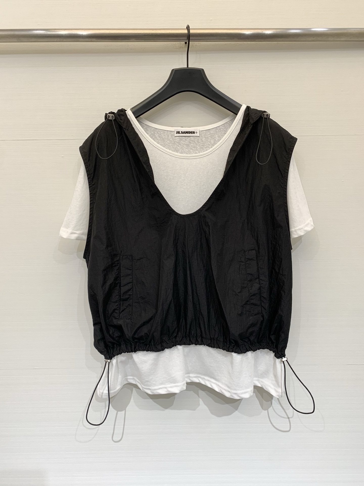 NO:842629,JILSANDER+ Fake two-piece drawstring hooded top with loose ceiling, wrinkled outer nylon blouse, adjustable hooded V-neck + hem drawstring, pure cotton white T inside, solves the problem of light leakage, easy to wear layers, loose shoulder style, super friendly to all body types, suitable for daily commuting/casual outings, two-color SM,, jil sander, hats,19860909JILSANDER+ 假两件抽绳连帽上衣 松弛感天花板,外层皱感尼龙罩衫,可调节连帽V领+下摆抽绳,内搭纯棉白T,解决走光问题,轻松穿出层次,宽松落肩版型,对各种身材都超友好,日常通勤/休闲出街都适配 两色SM,,jil sander,hats,,Women's clothing