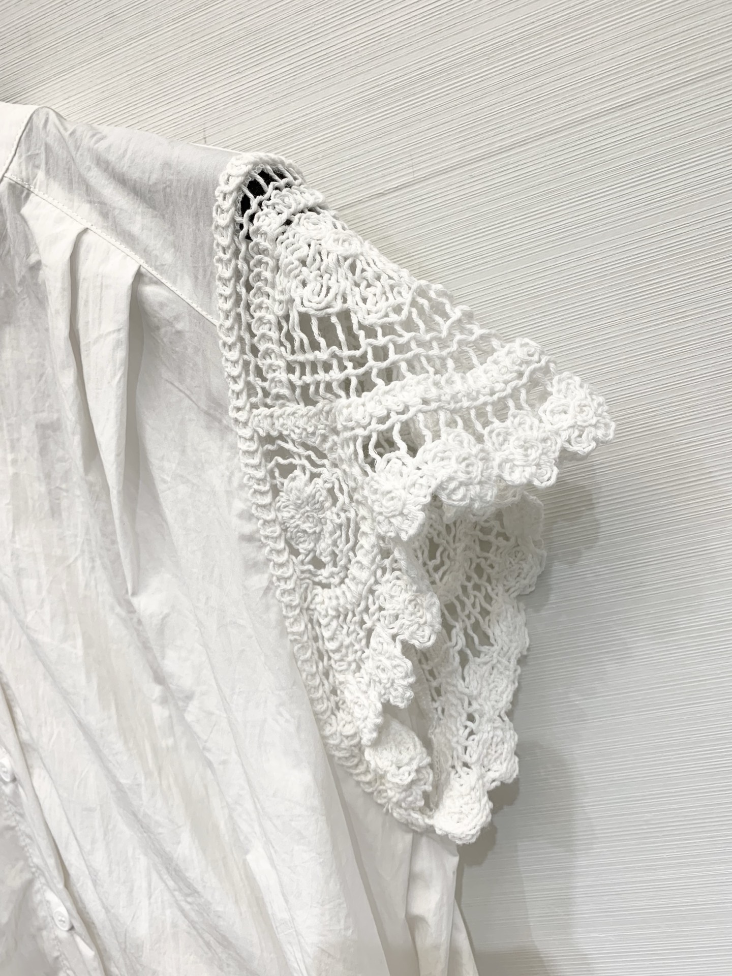 IsabelMarant 26夏季新款 法式拼接蕾丝袖短袖衬衫，手工钩花蕾丝飞袖太戳我了，像把夏日的风都
