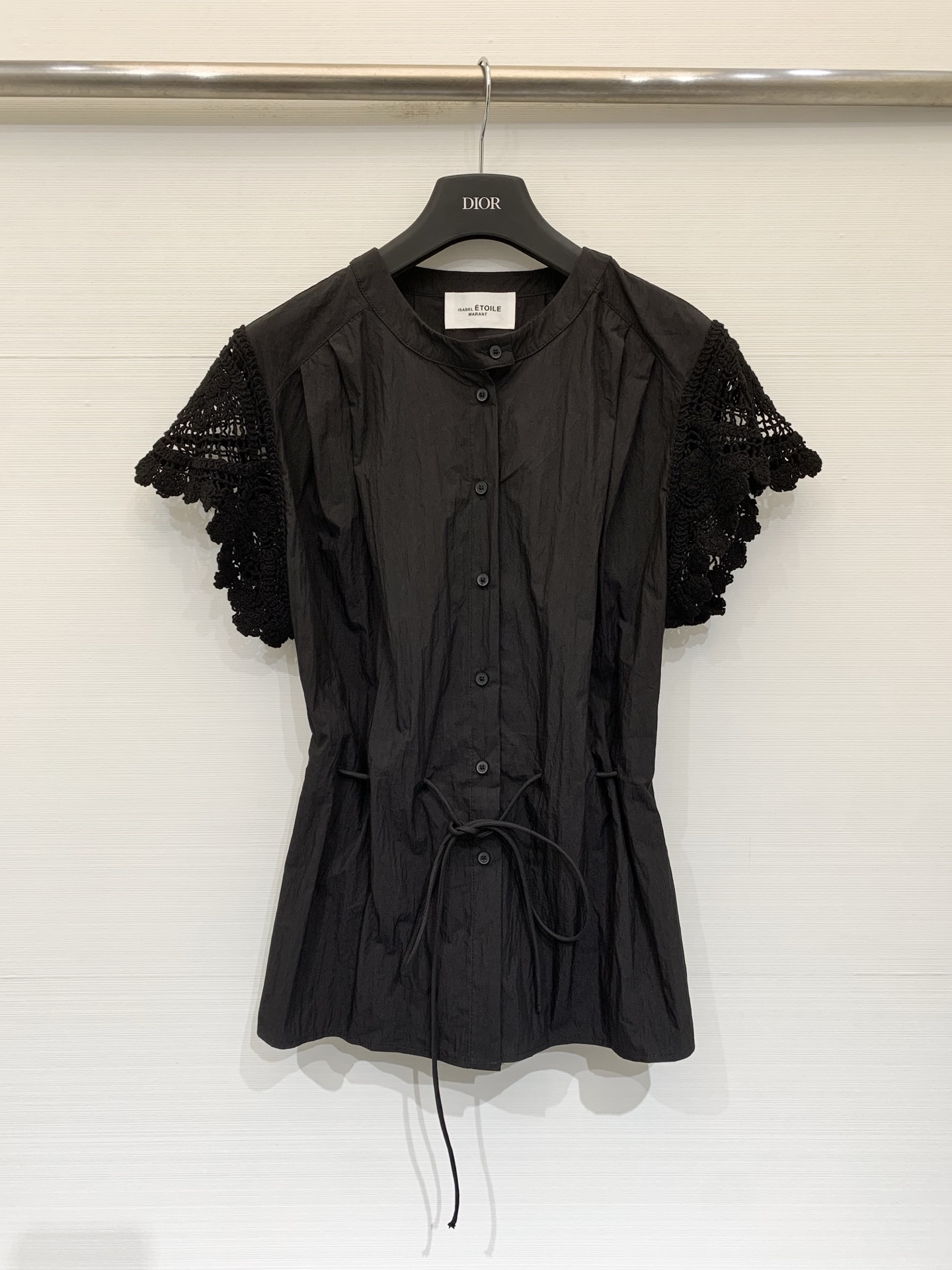NO:842634,Isabel Marant 26 new summer style French splicing lace sleeve short-sleeved shirt, hand-crocheted lace flying sleeves are so irritating to me, like the summer wind is sewn into the hem. The drawstring at the waist is gentle and conceals the flesh. It has a relaxed atmosphere when paired with jeans/skirts every day. Two-color SM, skirts, shirts, T-shirt,19860909IsabelMarant 26夏季新款 法式拼接蕾丝袖短袖衬衫,手工钩花蕾丝飞袖太戳我了,像把夏日的风都缝进了衣摆里,腰间抽绳一收,温柔又藏肉,日常配牛仔/半裙都自带松弛氛围感 两色SM,,skirts,shirts,T-shirt,,Women's clothing