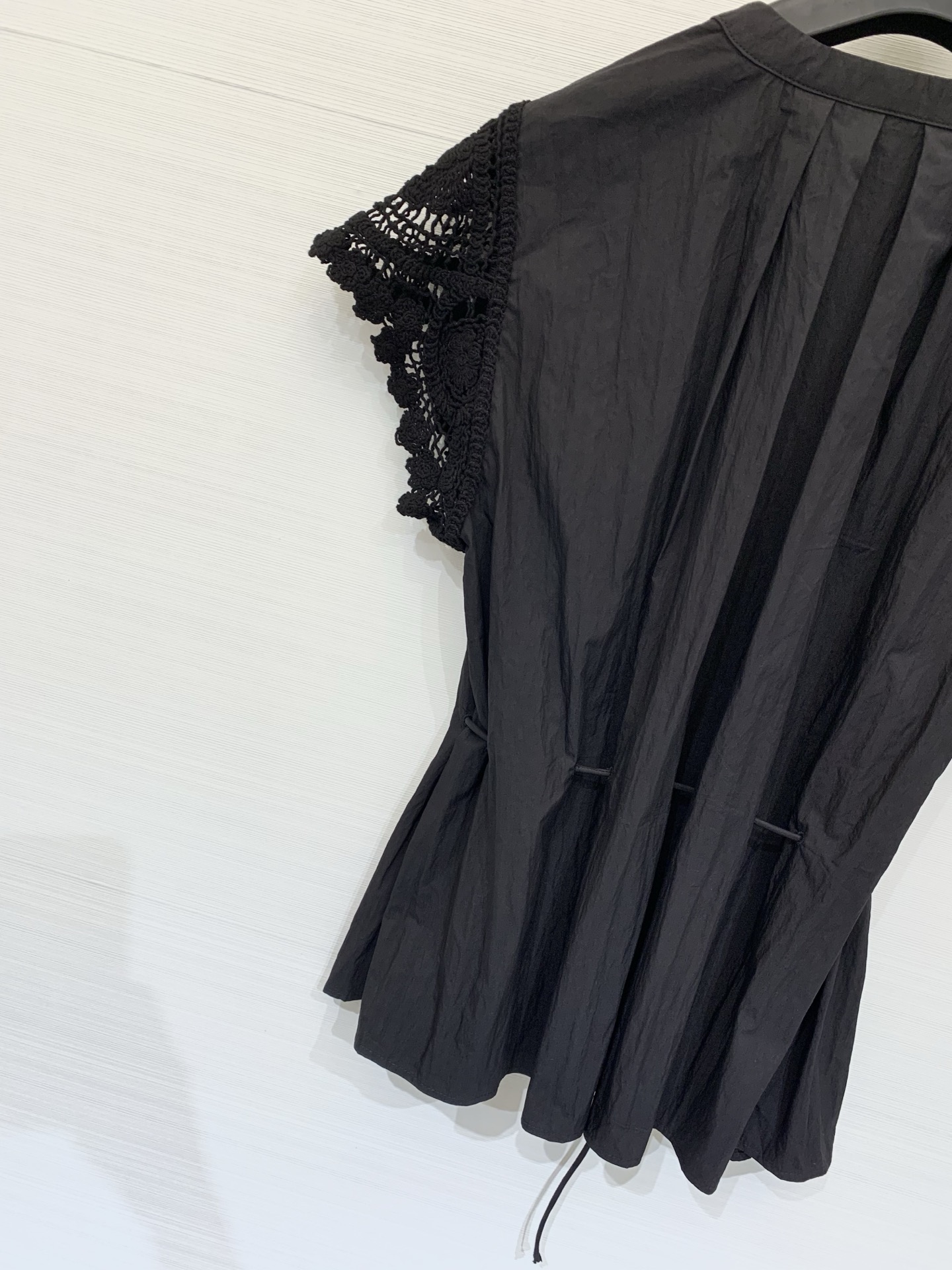 IsabelMarant 26夏季新款 法式拼接蕾丝袖短袖衬衫，手工钩花蕾丝飞袖太戳我了，像把夏日的风都