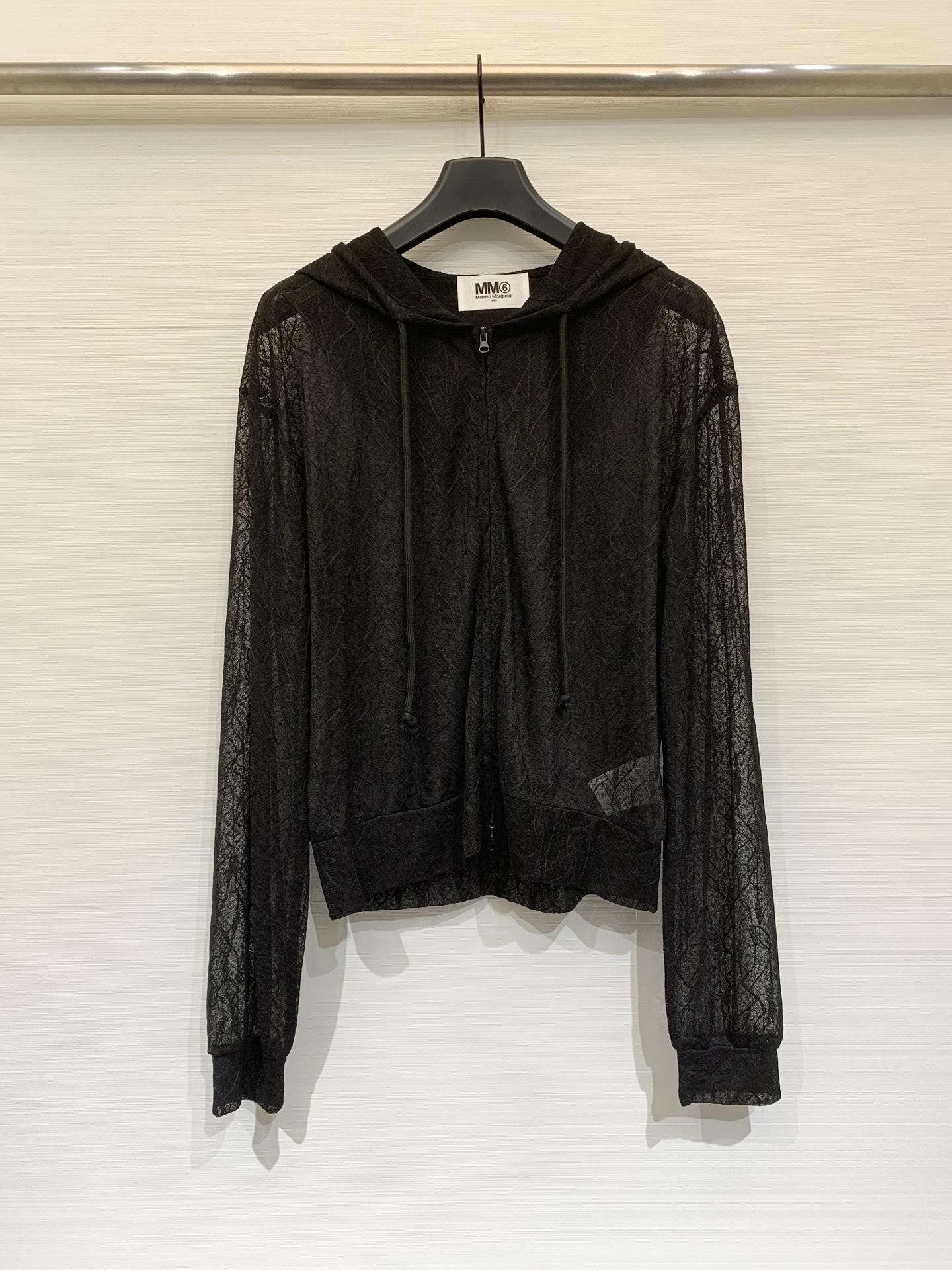 NO:842639,MM6 26 new summer style see-through gauze hooded long-sleeved jacket, which coexists coolness and transparency. The textured see-through fabric has its own hazy filter, and the solid color has a high-end feel. The short version + drawstring hem make it easy to optimize the proportions. The suspenders inside are very stylish. It is a 'low-key and powerful' person who is instantly attracted by the wardrobe. Two-color SM, masion margiela, jackets & coats, hats,19860909MM6 26夏季新款 透视纱连帽长袖外套,酷感与通透感并存,肌理感透视面料自带朦胧滤镜,纯色高级感直接拉满,短款版型+抽绳下摆,轻松优化比例,内搭吊带都超有腔调,是衣柜里一眼心动的“低调实力派” 两色SM,,masion margiela,jackets & coats,hats,,Women's clothing