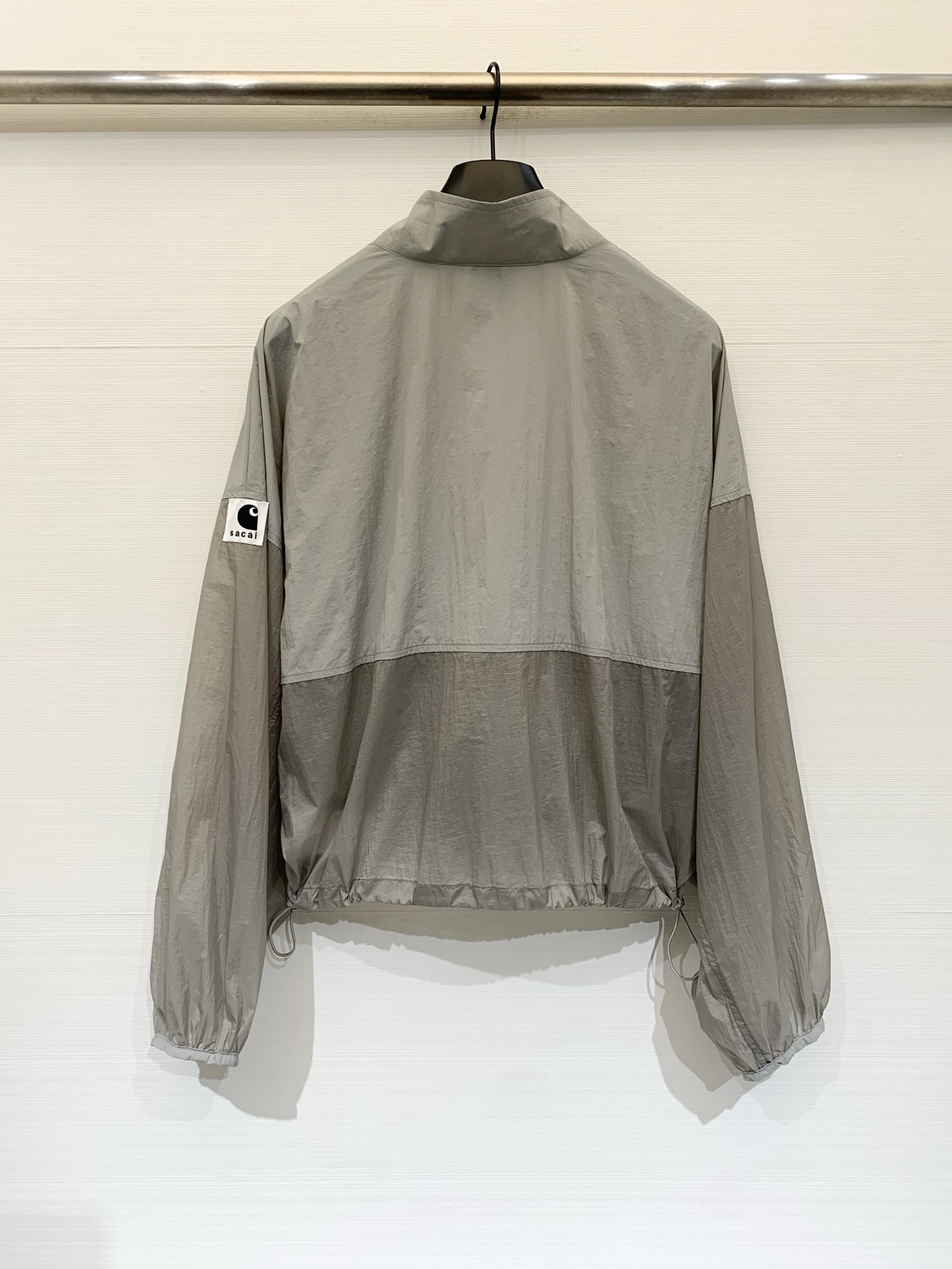 Sacai 26春夏新款 拼色高腰短款超薄防晒外套，下摆带可调节抽绳，能轻松打造高腰线，定制轻薄的尼龙面
