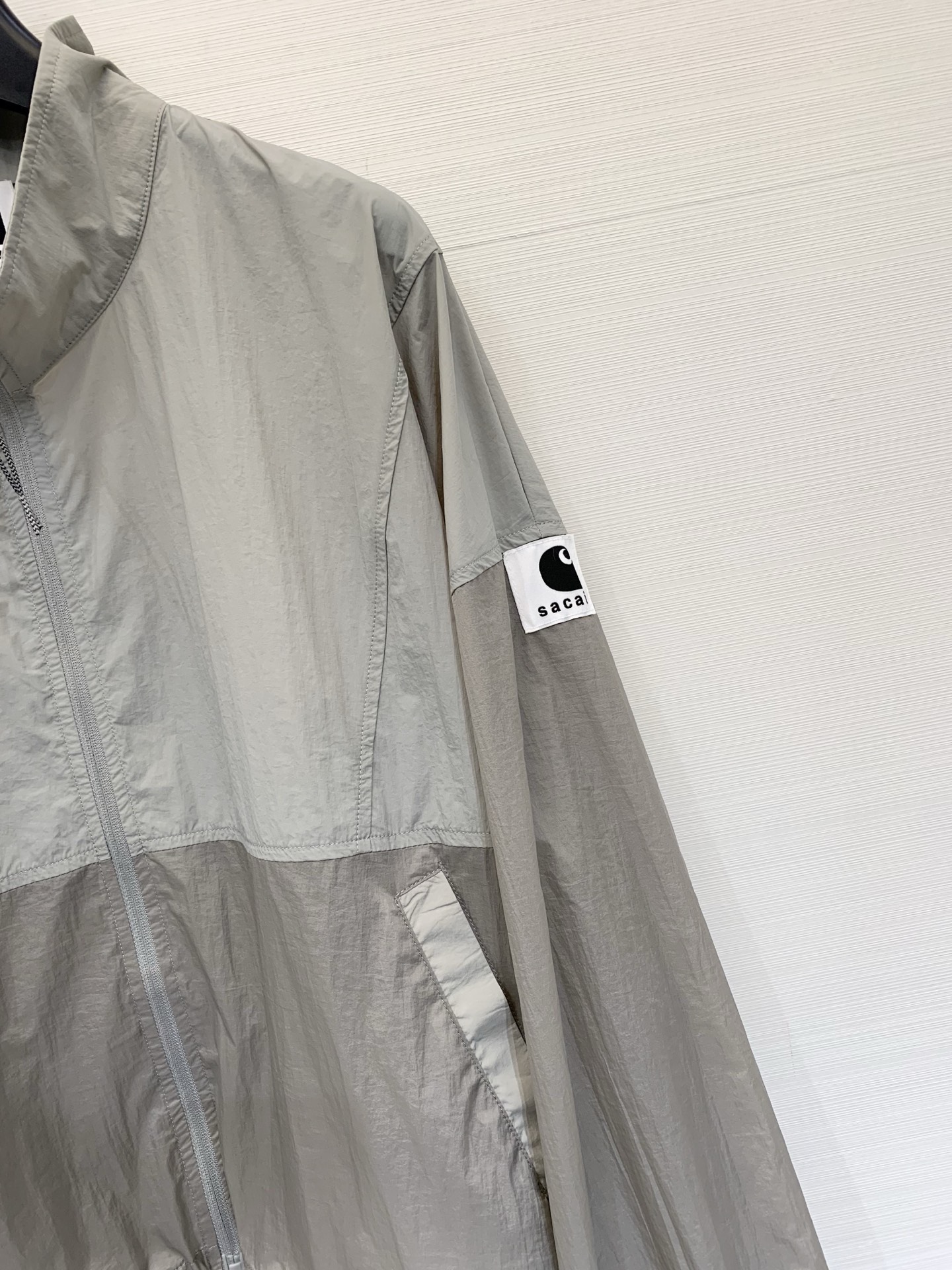 Sacai 26春夏新款 拼色高腰短款超薄防晒外套，下摆带可调节抽绳，能轻松打造高腰线，定制轻薄的尼龙面
