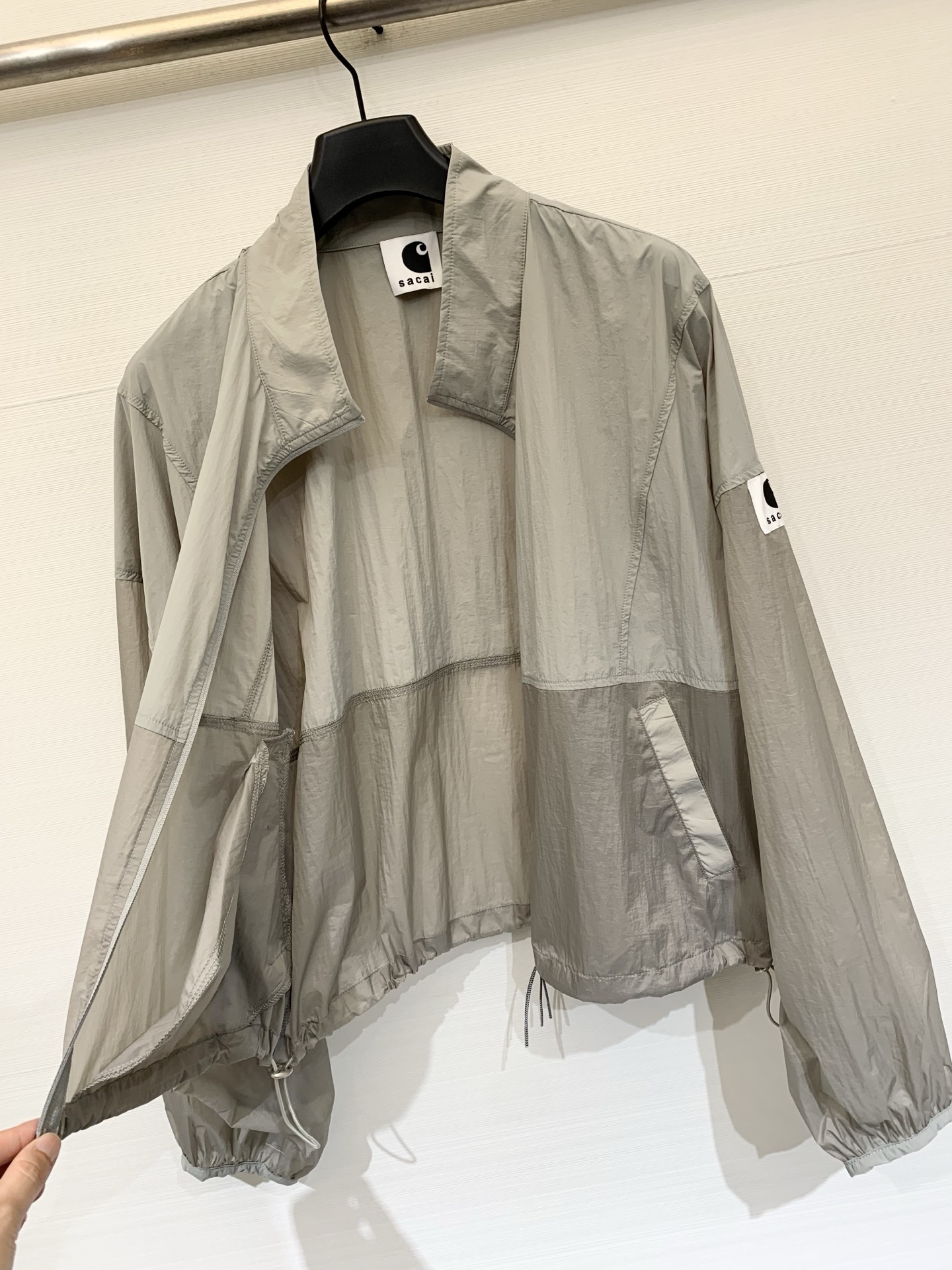 Sacai 26春夏新款 拼色高腰短款超薄防晒外套，下摆带可调节抽绳，能轻松打造高腰线，定制轻薄的尼龙面