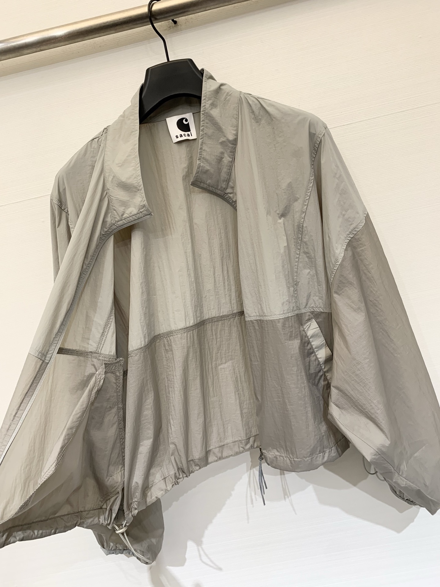 Sacai 26春夏新款 拼色高腰短款超薄防晒外套，下摆带可调节抽绳，能轻松打造高腰线，定制轻薄的尼龙面