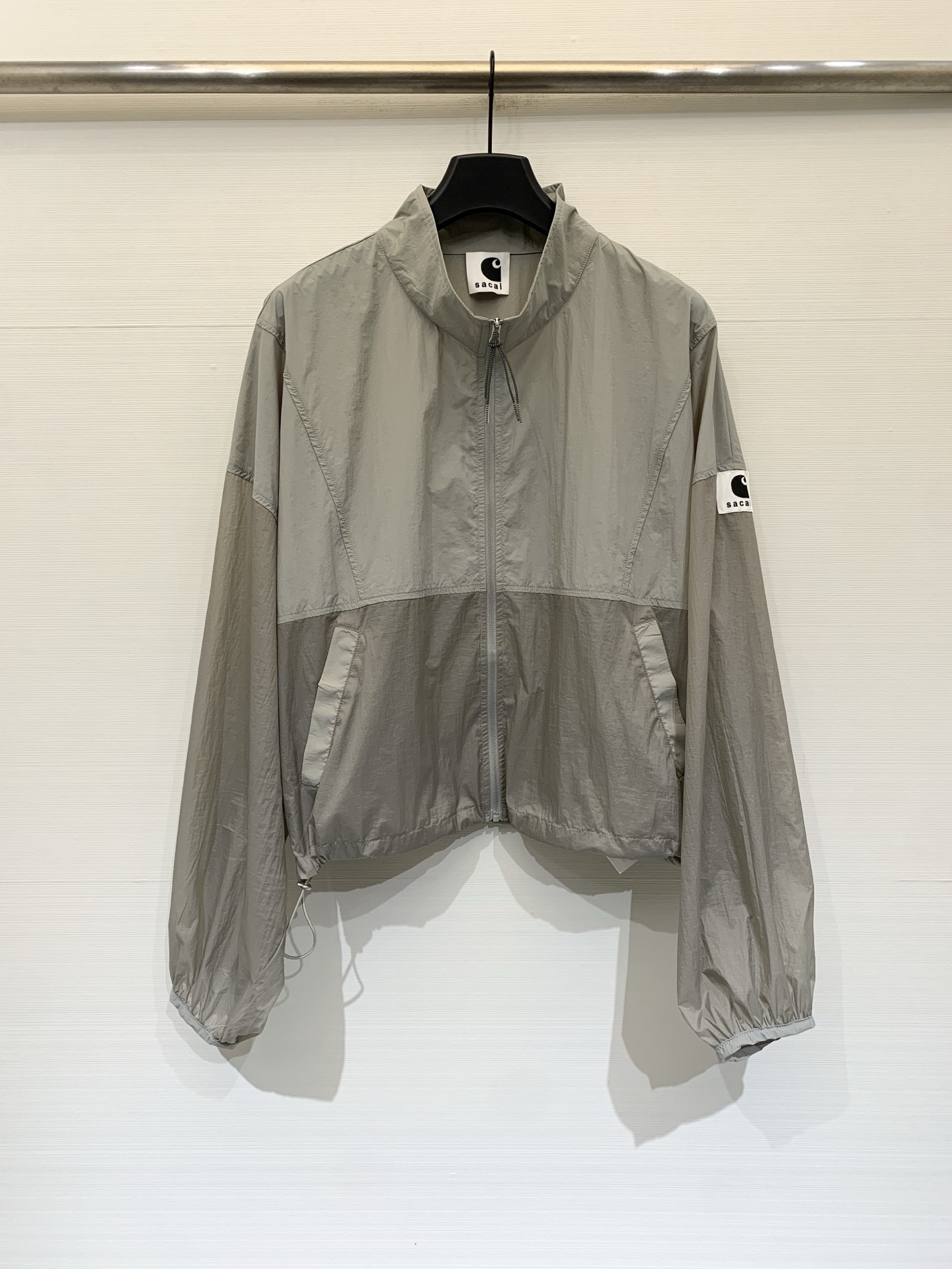 Sacai 26春夏新款 拼色高腰短款超薄防晒外套，下摆带可调节抽绳，能轻松打造高腰线，定制轻薄的尼龙面