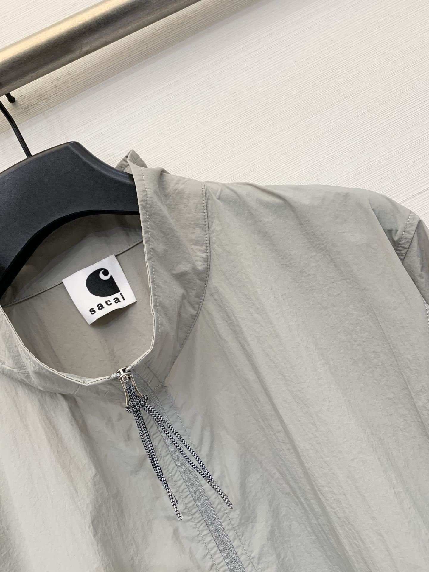 Sacai 26春夏新款 拼色高腰短款超薄防晒外套，下摆带可调节抽绳，能轻松打造高腰线，定制轻薄的尼龙面