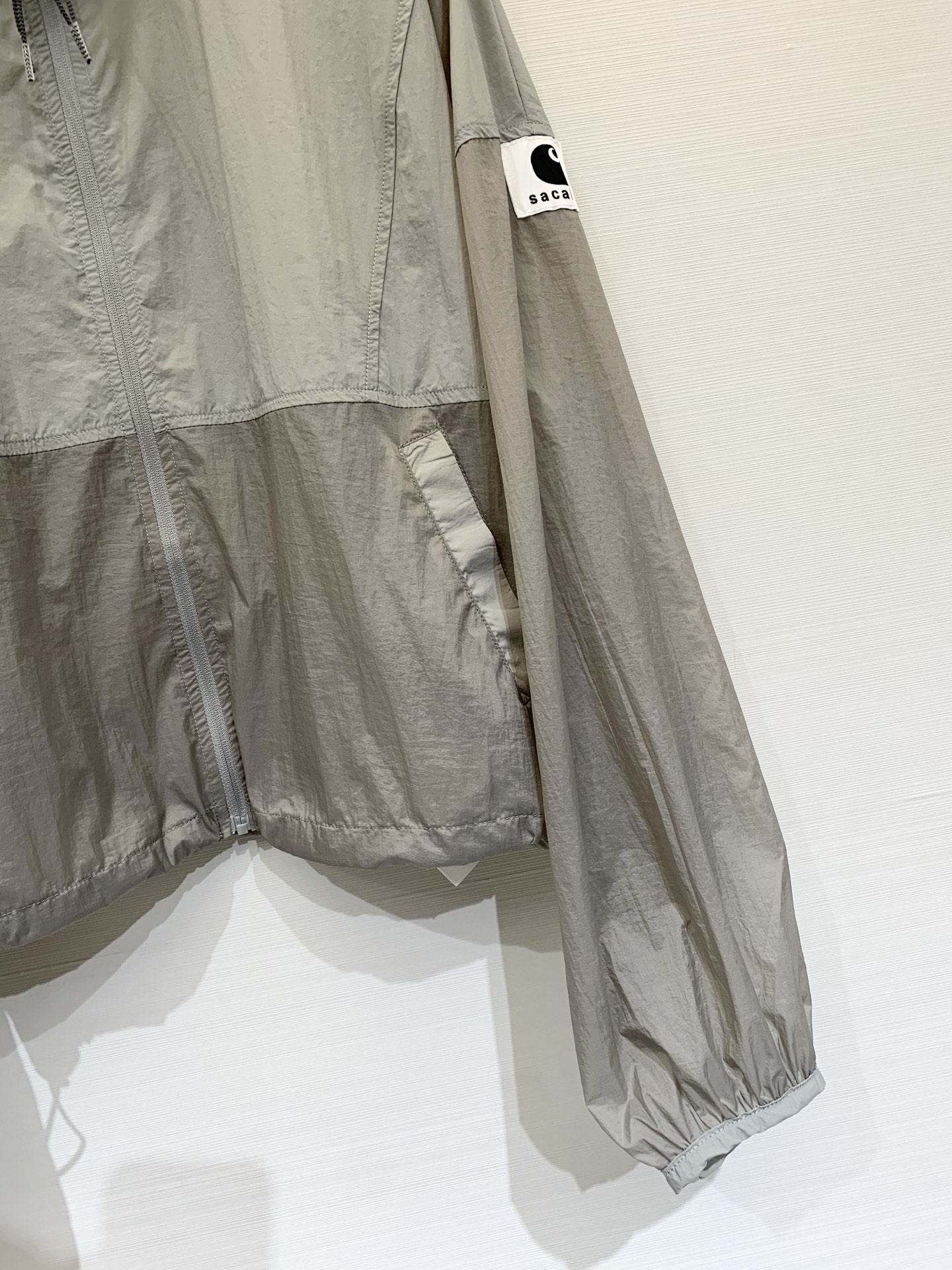 Sacai 26春夏新款 拼色高腰短款超薄防晒外套，下摆带可调节抽绳，能轻松打造高腰线，定制轻薄的尼龙面
