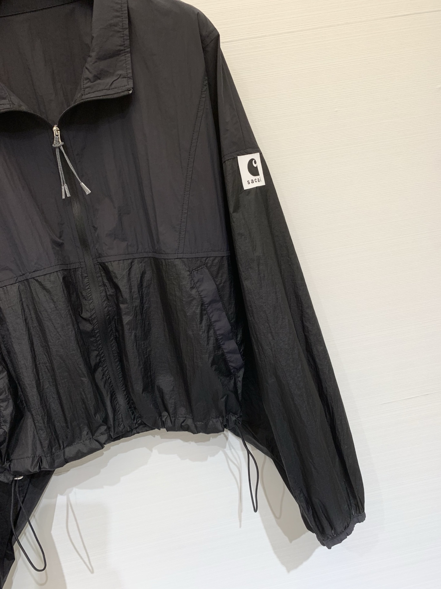 Sacai 26春夏新款 拼色高腰短款超薄防晒外套，下摆带可调节抽绳，能轻松打造高腰线，定制轻薄的尼龙面