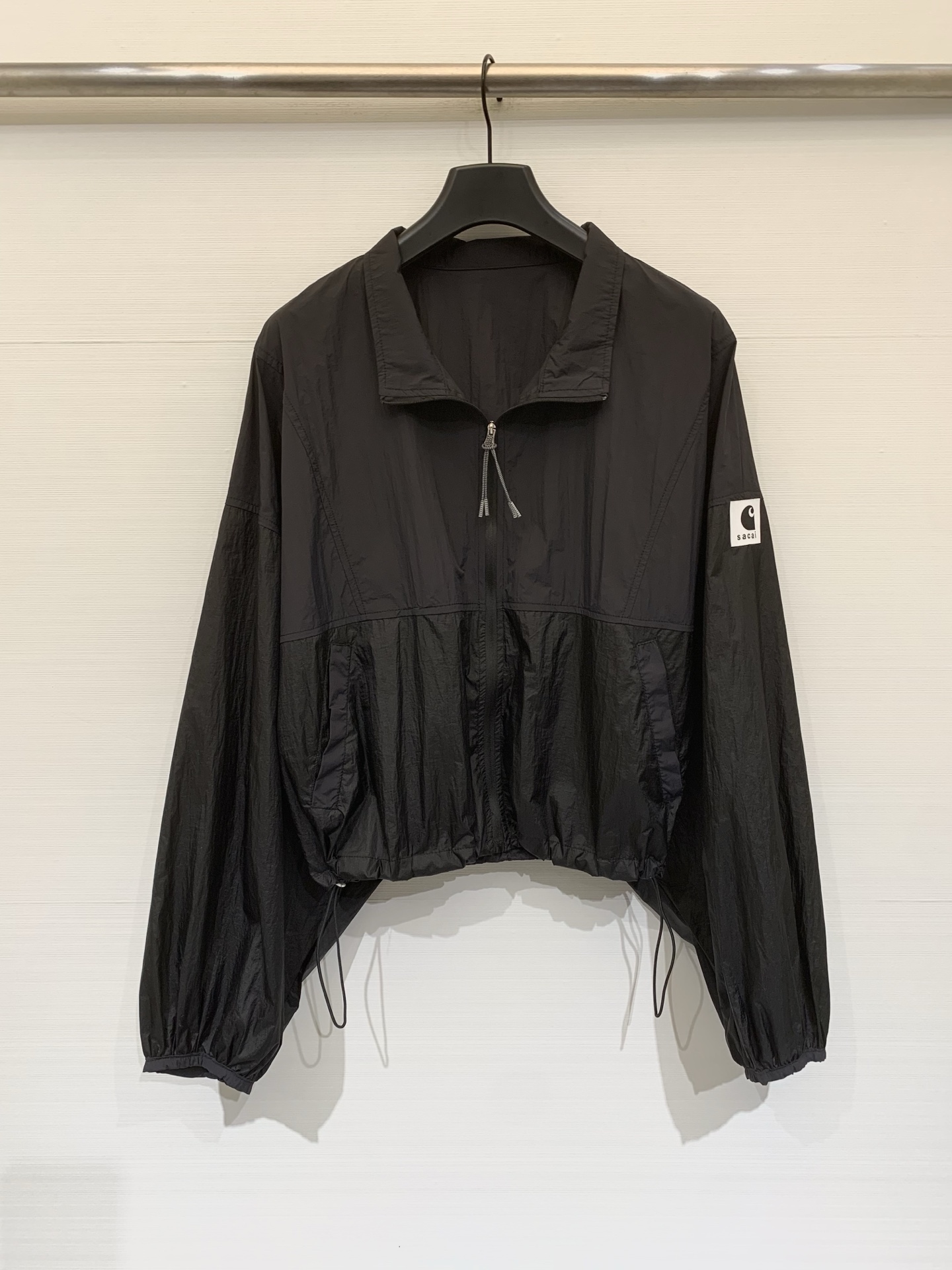 NO:842653,Sacai 26 spring and summer new style, color-blocked high-waisted short ultra-thin sun protection jacket, with adjustable drawstring at the hem, can easily create a high waistline, customized lightweight nylon fabric, breathable, sun-proof and water-repellent, suitable for daily leisure or light outdoor scenes Size SML,, jackets & coats,19860909Sacai 26春夏新款 拼色高腰短款超薄防晒外套,下摆带可调节抽绳,能轻松打造高腰线,定制轻薄的尼龙面料,具备透气与防晒防泼水特性,适合日常休闲或轻户外场景 码数SML,,jackets & coats,,Women's clothing