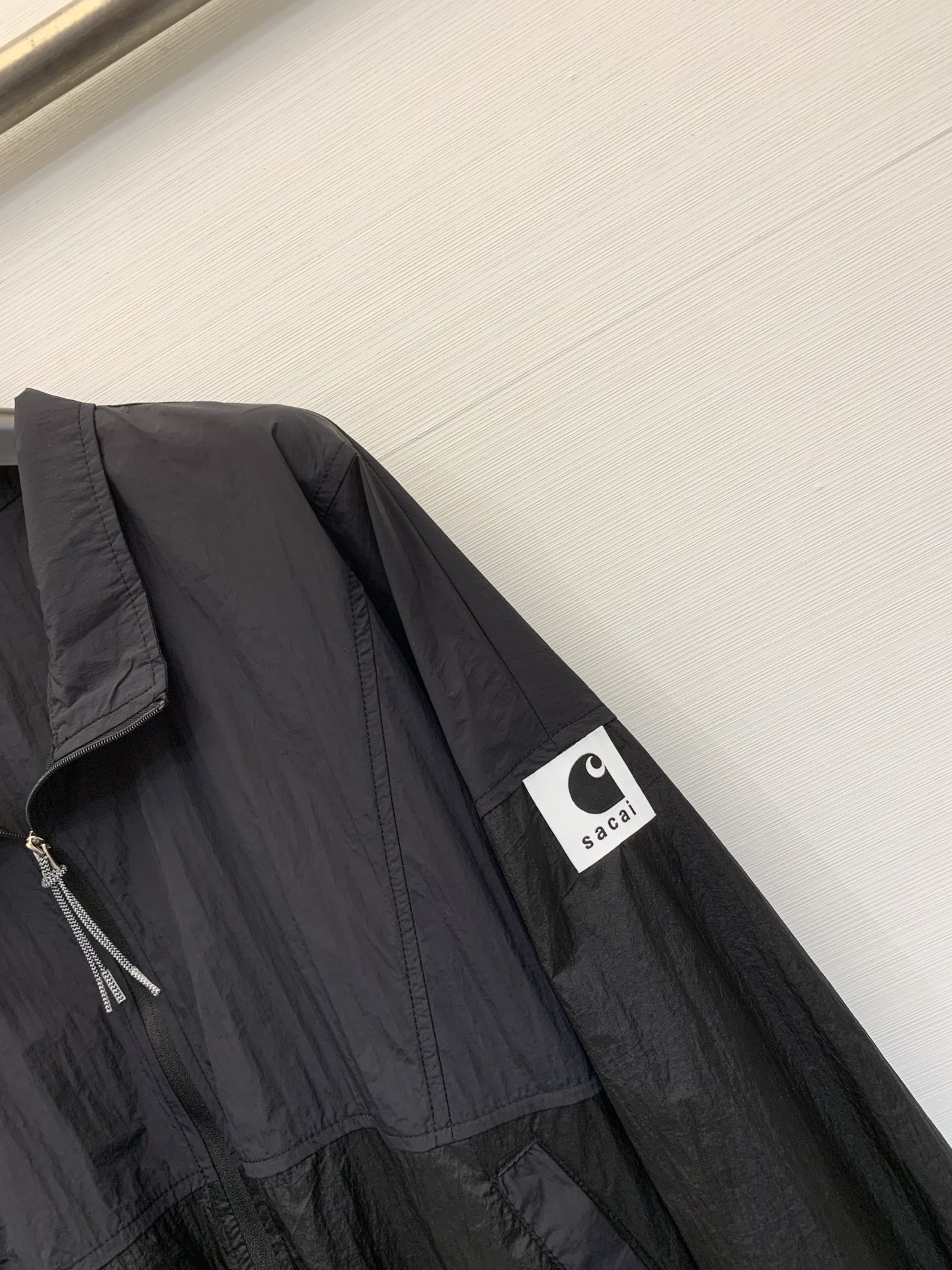Sacai 26春夏新款 拼色高腰短款超薄防晒外套，下摆带可调节抽绳，能轻松打造高腰线，定制轻薄的尼龙面