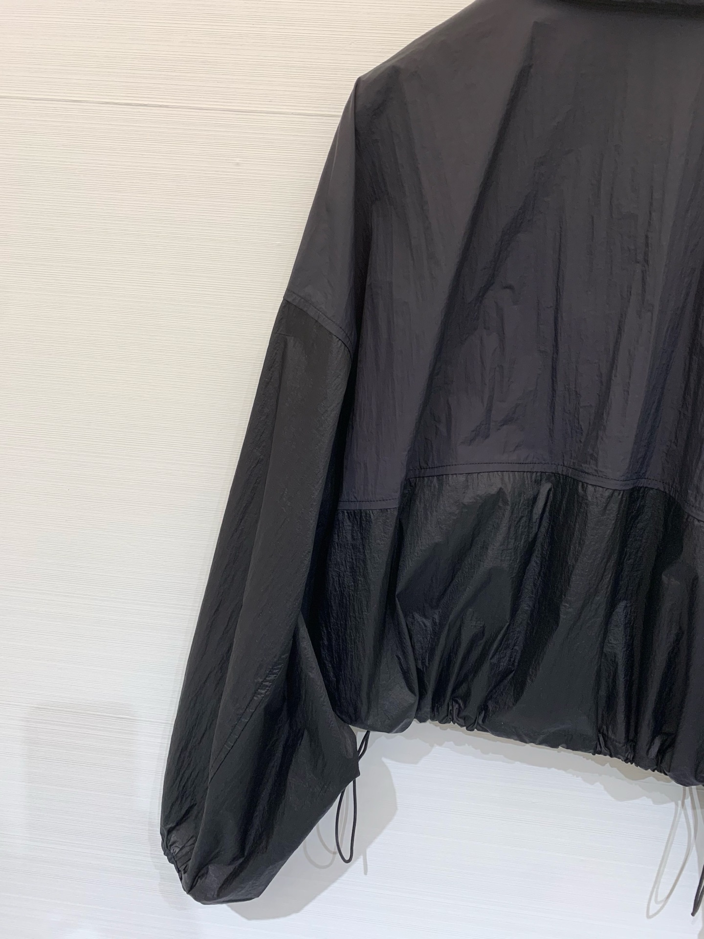 Sacai 26春夏新款 拼色高腰短款超薄防晒外套，下摆带可调节抽绳，能轻松打造高腰线，定制轻薄的尼龙面