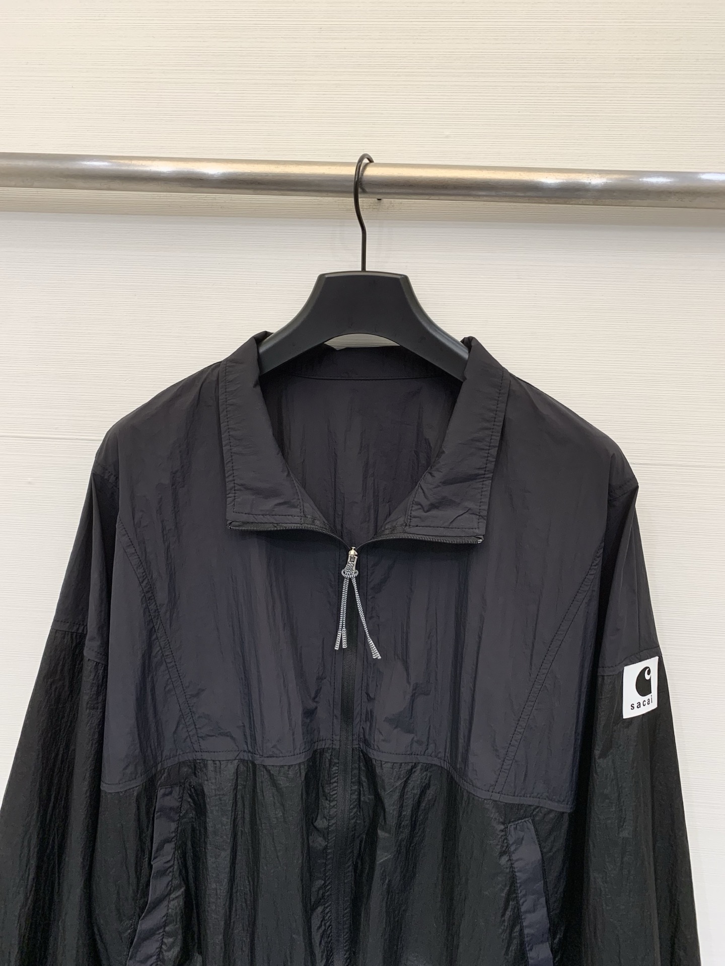 Sacai 26春夏新款 拼色高腰短款超薄防晒外套，下摆带可调节抽绳，能轻松打造高腰线，定制轻薄的尼龙面