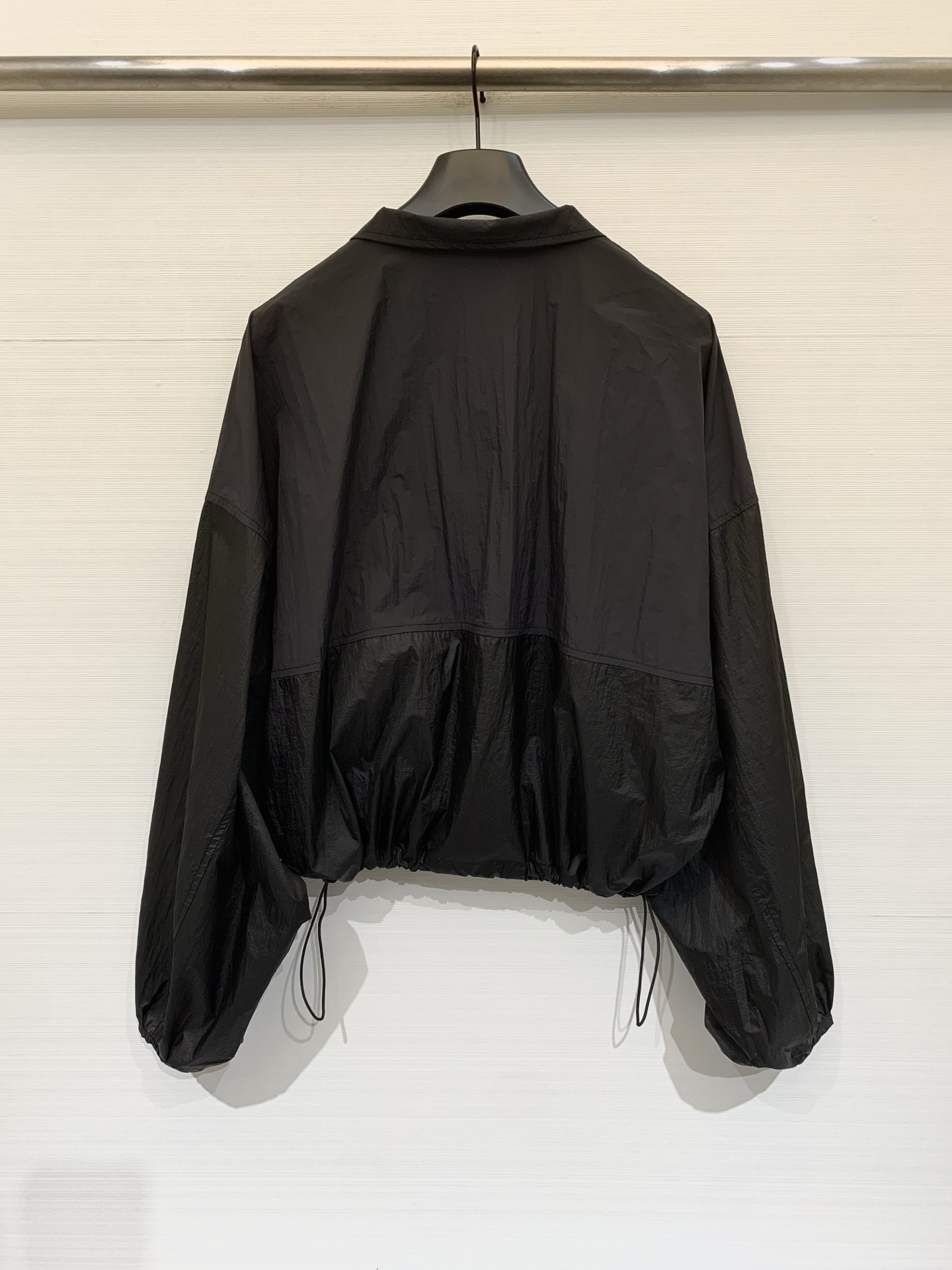 Sacai 26春夏新款 拼色高腰短款超薄防晒外套，下摆带可调节抽绳，能轻松打造高腰线，定制轻薄的尼龙面