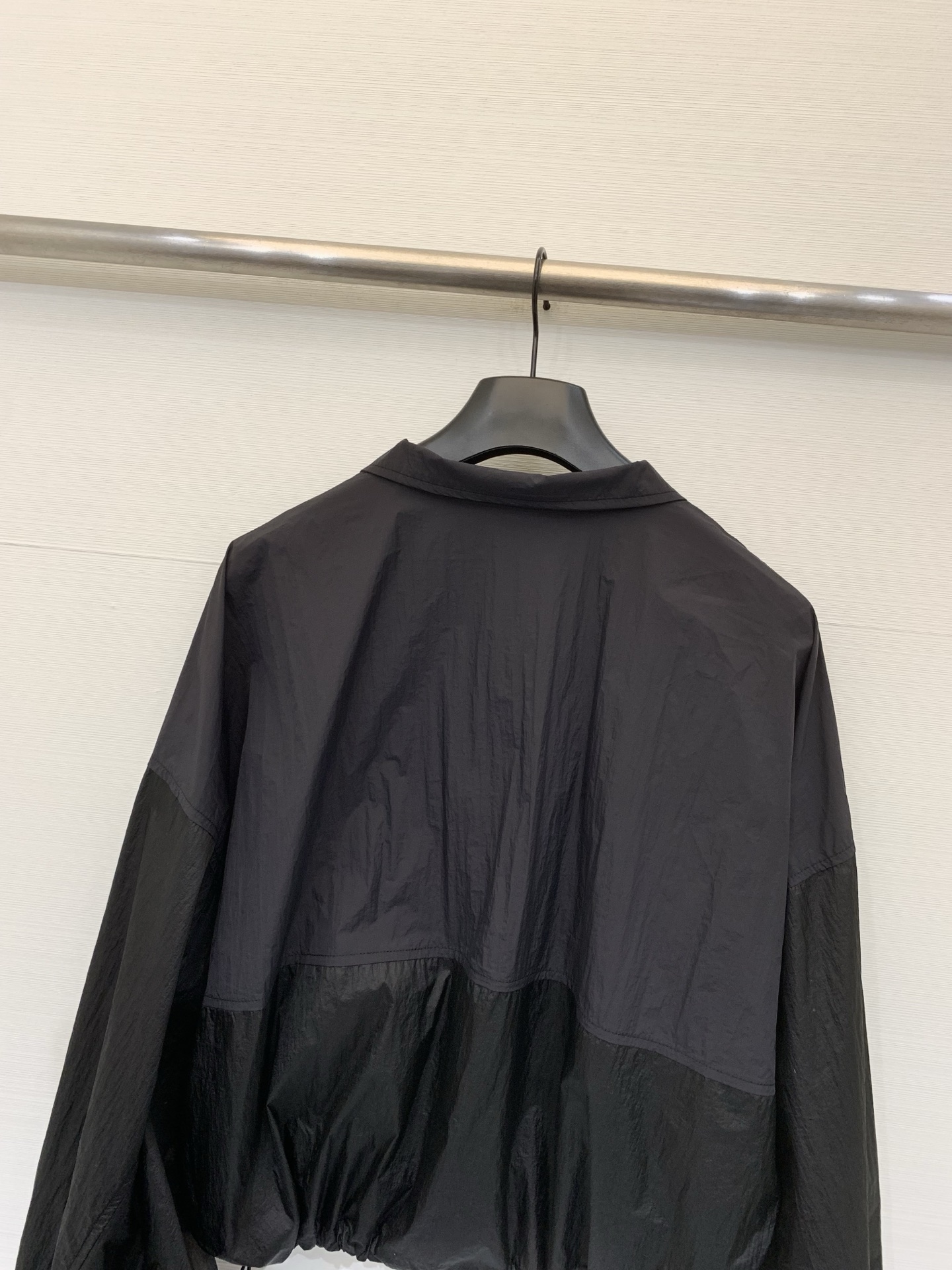 Sacai 26春夏新款 拼色高腰短款超薄防晒外套，下摆带可调节抽绳，能轻松打造高腰线，定制轻薄的尼龙面