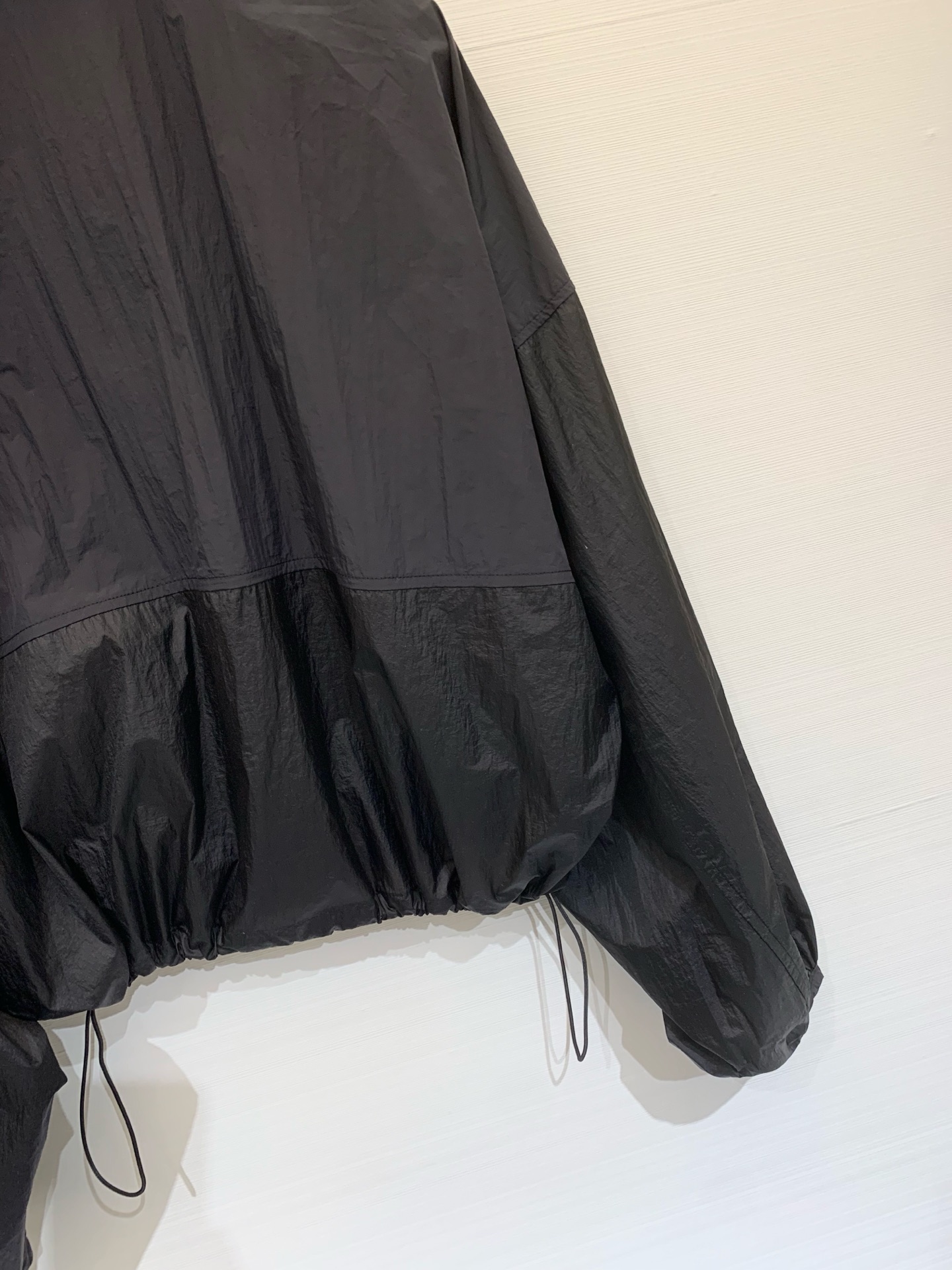 Sacai 26春夏新款 拼色高腰短款超薄防晒外套，下摆带可调节抽绳，能轻松打造高腰线，定制轻薄的尼龙面