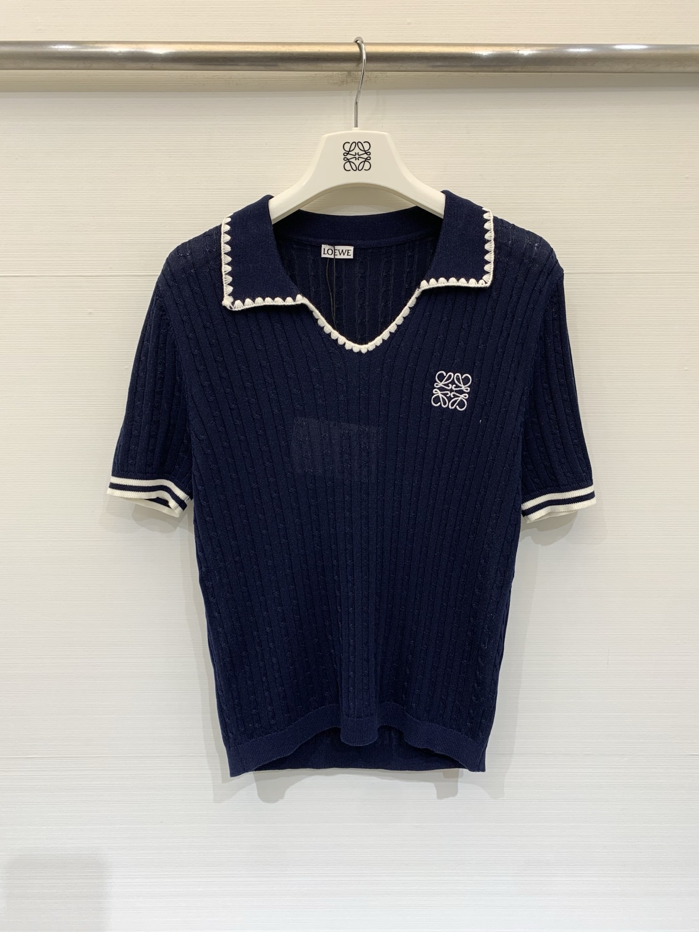 NO:842635,Loewe 26 new summer model, twist Polo collar short-sleeved style, logo pattern decoration, upper body full of high-end atmosphere, two-color SML,,loewe,T-shirt,19860909Loewe 26夏季新款 麻花Polo领短袖款 logo图案修饰点缀 上身高级氛围感十足 两色SML,,loewe,T-shirt,,Women's clothing