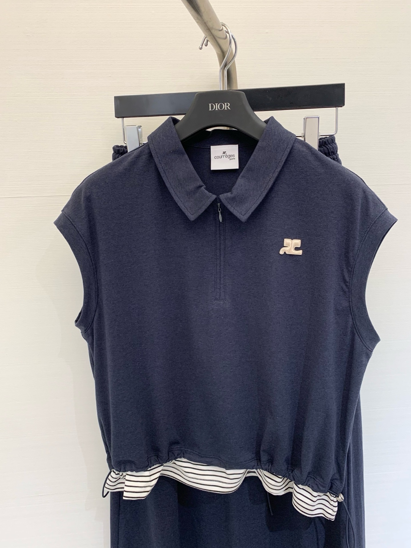NO:843454,Courreges summer hot style half-sleeved fake two-piece suit Polo collar half-sleeve design top hem elastic waist fake two-piece splicing design a must-have casual suit for commuting Size SML,,19860909Courreges 夏季爆款 半袖假两件套装 Polo领半袖设计 上衣下摆松紧腰假两件拼接设计 通勤必备的休闲神套装 码数SML,,,Women's clothing