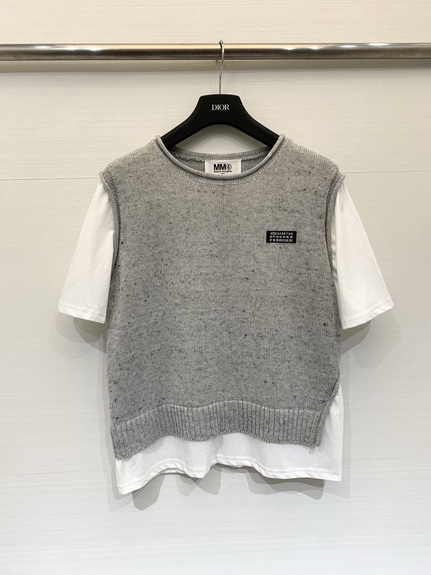NO:843470,MM6 Maison Margiela 26 spring and summer new model, fake two-piece round neck short-sleeved T-shirt, fake two-piece stacking design, customized snowflake wool fabric, spliced ​​white short sleeves, irregularly exposed hem, creating a sense of layering, suitable for overalls, wide-leg pants, etc. Two-color SML, masion margiela, T-shirt, tees, t-shirt,19860909MM6 Maison Margiela 26春夏新款 假两件圆领短袖T恤,假两件叠穿设计,定制雪花杂点羊毛面料,拼接白色短袖,下摆做了不规则露出,营造层次感,适配工装裤、阔腿裤等搭配 两色SML,,masion margiela,T-shirt,tees，t-shirt,,Women's clothing
