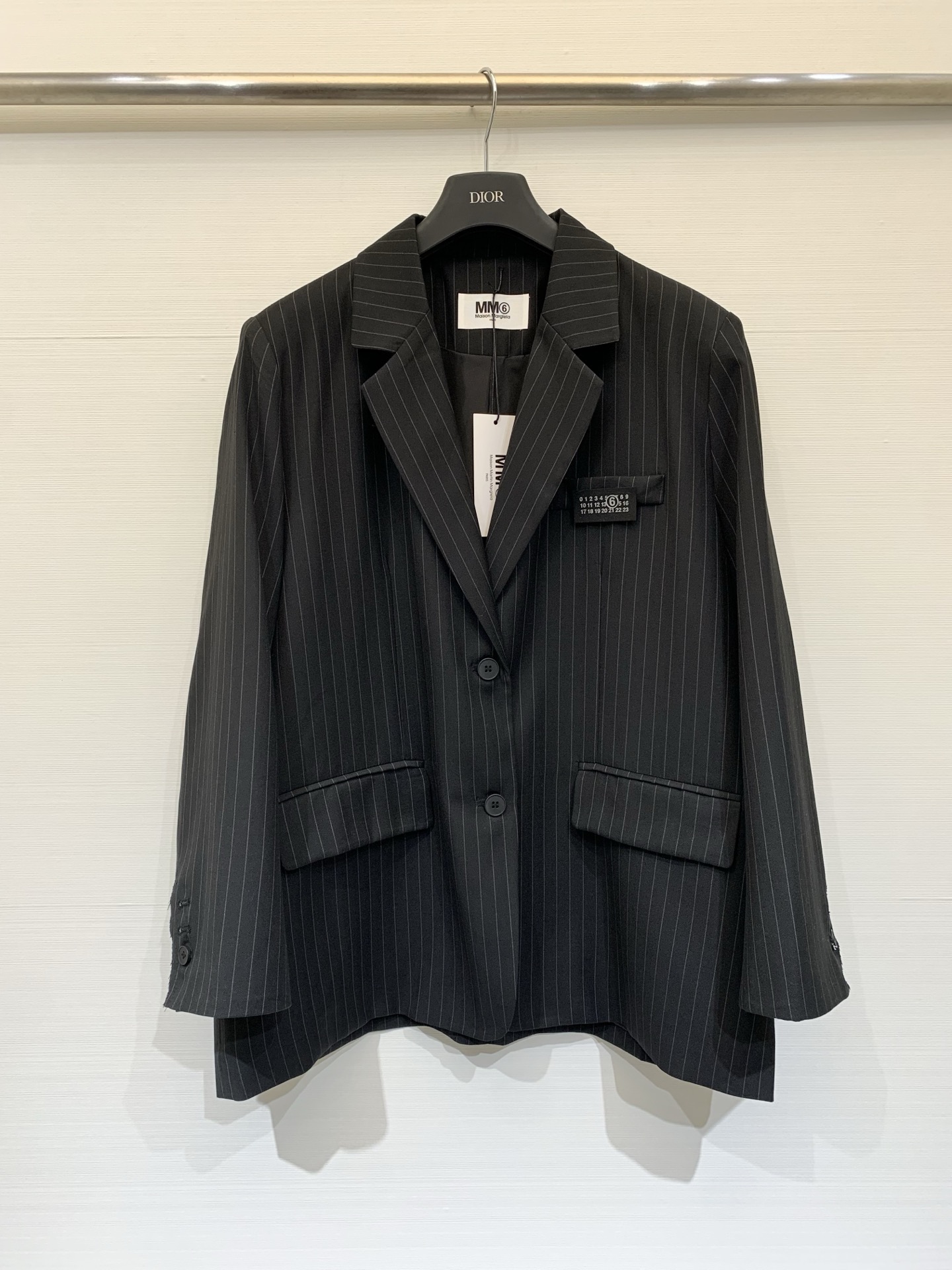 NO:843443,MM6/Maison Margiela 26 new spring and summer new pinstripe thin turned-sleeved loose suit jacket, oversized silhouette, foldable color-blocking cuffs, design sense for commuting, retro and casual, two-wear, practical, size SML, masion margiela, versace, jackets & coats,19860909MM6/Maison Margiela 26春夏新款 细条纹薄款翻袖宽松西服外套,oversized廓形,可翻折拼色袖口,设计感通勤、复古休闲,一衣两穿,实用性拉满 码数SML,,masion margiela,versace,jackets & coats,,Women's clothing