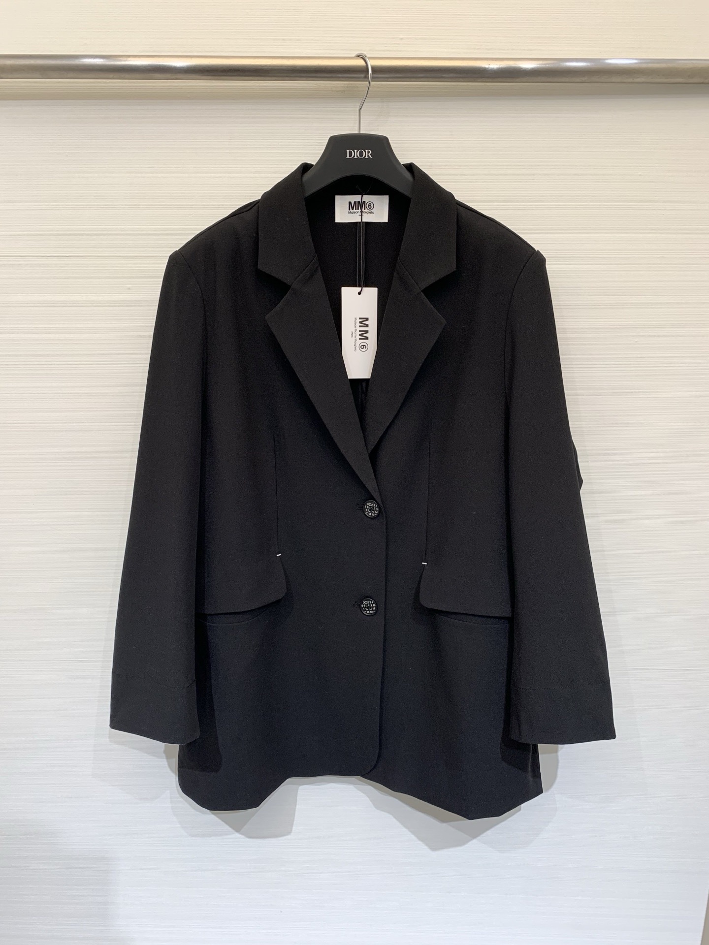 NO:843447,MM6 Maison Margiela 26 spring and summer new style. Loose and casual thin suit jacket. It has both drape and silhouette. It is suitable for commuting and daily mixing. The cuffs are designed with white cuffs and contrasting colors. It is oversize and has a dropped shoulder design. It is comfortable and casual to wear and does not pick your figure. Gray Black Size SML, masion margiela, versace, jackets & coats, business suit,19860909MM6 Maison Margiela 26春夏新款 宽松休闲款薄款西装外套,垂坠感与廓形感兼具,适合通勤与日常混搭,袖口采用白色翻边撞色设计,型偏oversize,落肩设计,穿着舒适随性,不挑身材 灰色 黑色 码数SML,,masion margiela,versace,jackets & coats,business suit,,Women's clothing