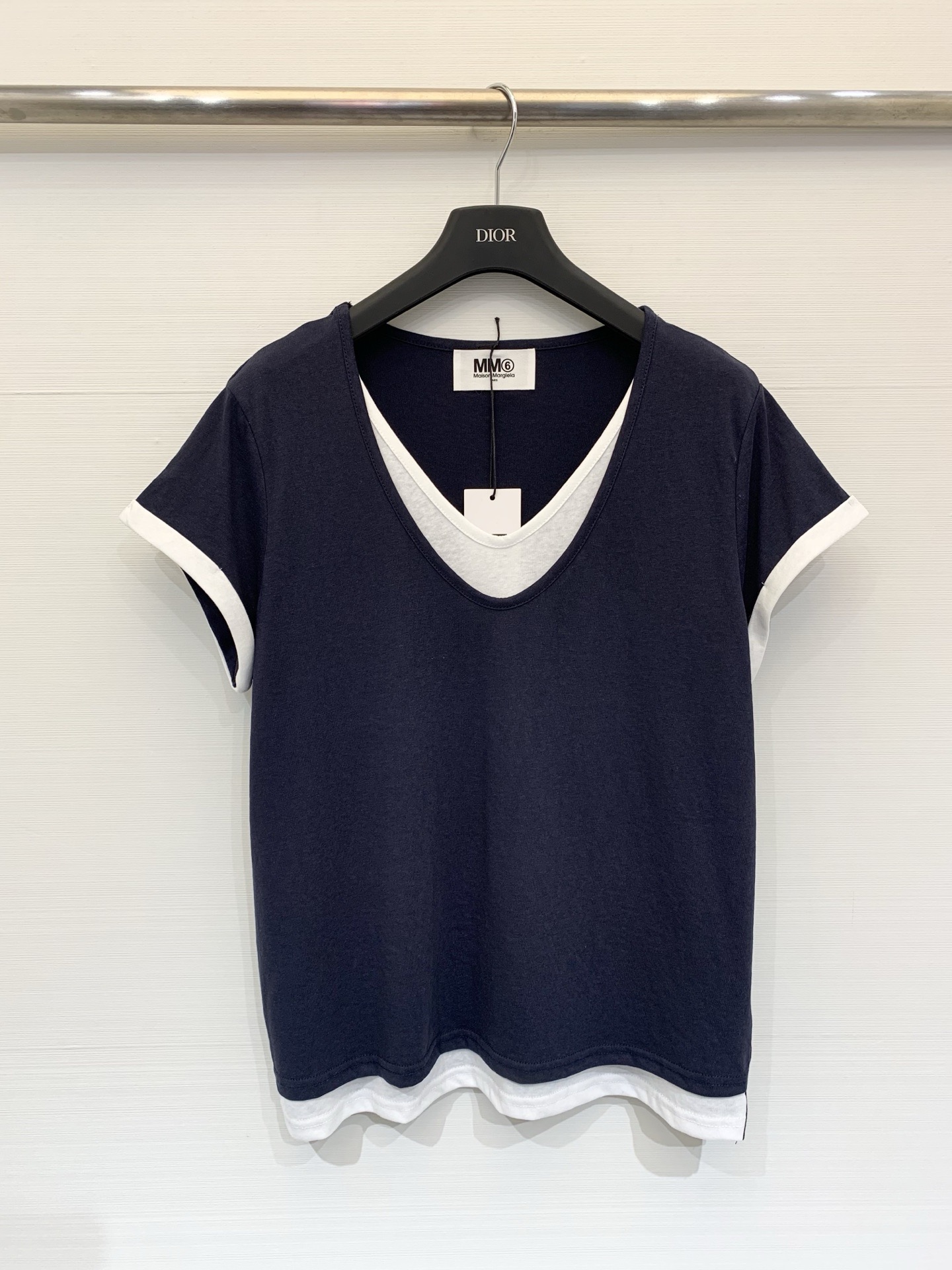 NO:843451,MM6 26 spring and summer new style fake two-piece contrasting color spliced ​​T-shirt short sleeves, the cuffs are designed with contrasting curls, which is not flattering and can naturally modify the body shape. The hem can be tucked into the waist or dropped naturally, suitable for a variety of wearing scenes. Two-color SML, masion margiela, T-shirt, tees, t-shirt,19860909MM6 26春夏新款 假两件撞色拼接T恤短袖,袖口采用撞色卷边设计,不挑身材,能自然修饰身形,下摆可随意塞腰或自然垂落,适配多种穿搭场景 两色SML,,masion margiela,T-shirt,tees，t-shirt,,Women's clothing