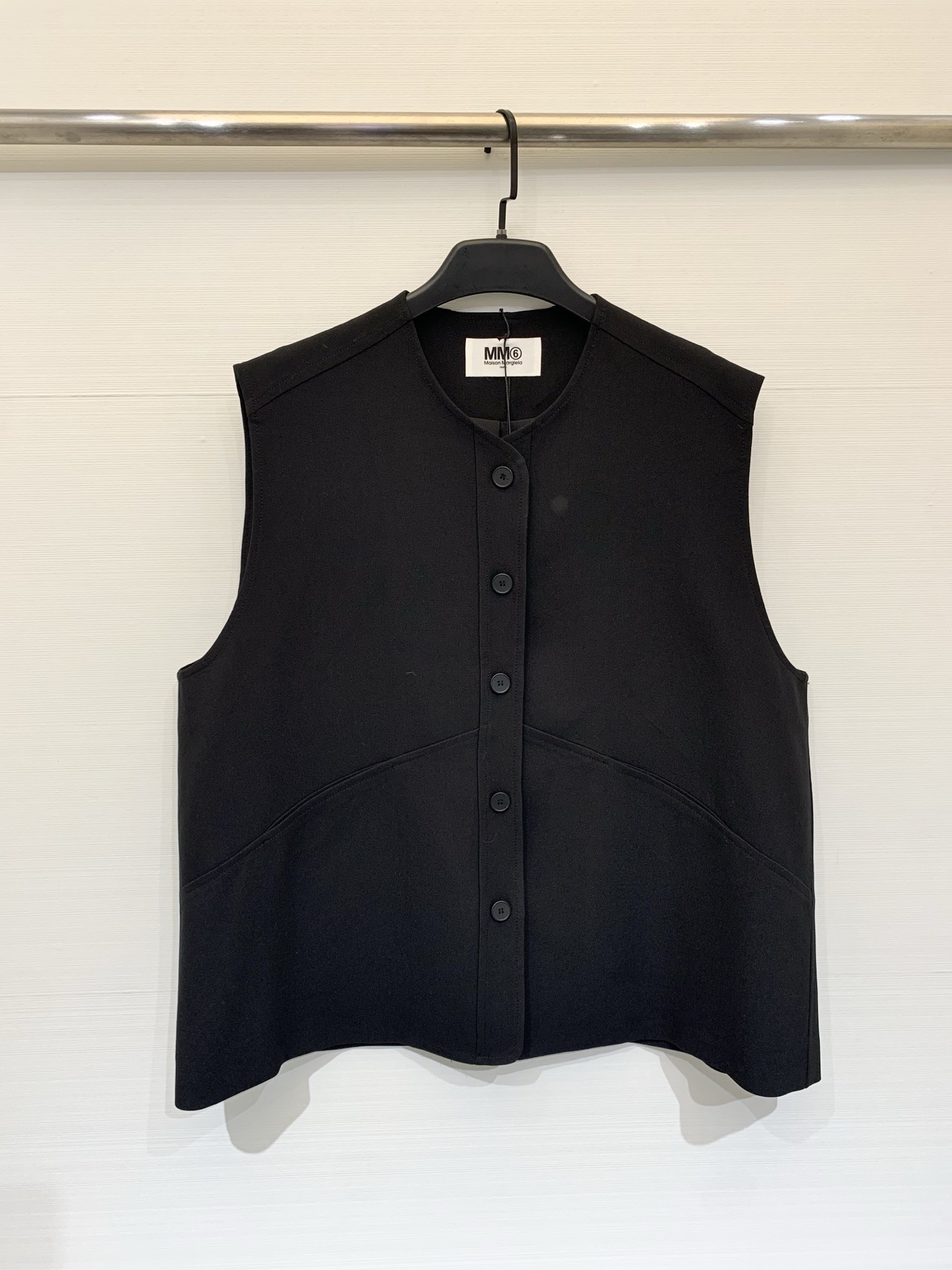 NO:843455,MM6 Maison Margiela 26 spring and summer new style black sleeveless stand-up collar vest, loose straight cut, pure black matte texture, no extra color points, single row of 5 black round buttons, daily commuting, citywalk, light workplace wear, size SML,, masion margiela,19860909MM6 Maison Margiela 26春夏新款 黑色无袖立领马甲,宽松直筒剪裁,纯黑色哑光质感,无多余色彩点,单排5颗黑色圆形纽扣,日常通勤、citywalk、轻职场穿搭 码数SML,,masion margiela,,Women's clothing