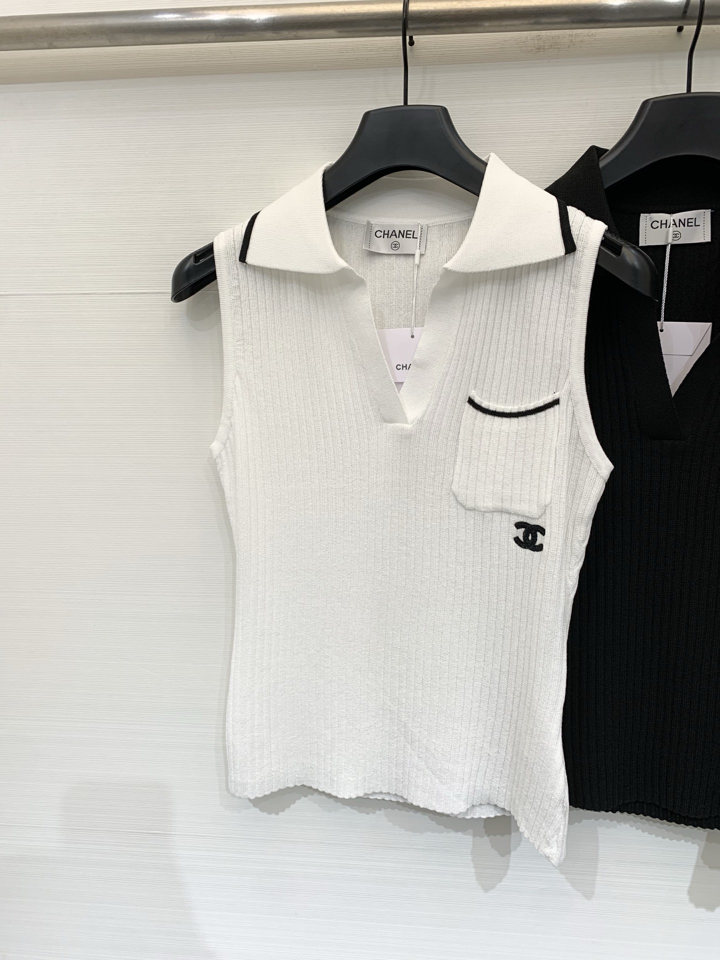 NO:844084,CHANEL26 new summer model V-neck Polo collar vest style logo pattern decoration upper body high-end atmosphere two-color SML,,chanel,19860909CHANEL26夏季新款 V领Polo领背心款 logo图案修饰点缀 上身高级氛围感 两色SML,,chanel,,Women's clothing
