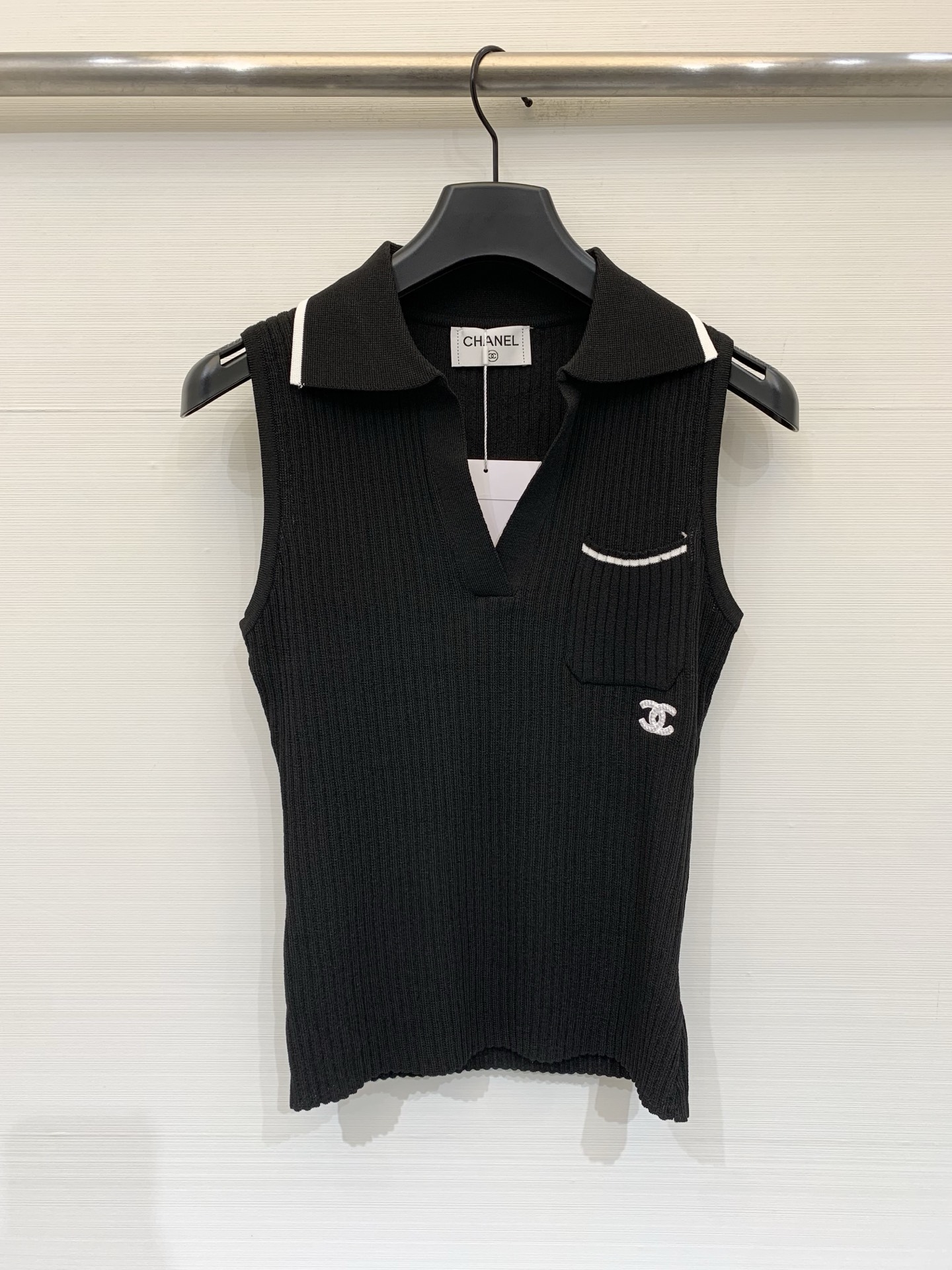 NO:844090,CHANEL26 new summer model V-neck Polo collar vest style logo pattern decoration upper body high-end atmosphere two-color SML,,chanel,19860909CHANEL26夏季新款 V领Polo领背心款 logo图案修饰点缀 上身高级氛围感 两色SML,,chanel,,Women's clothing
