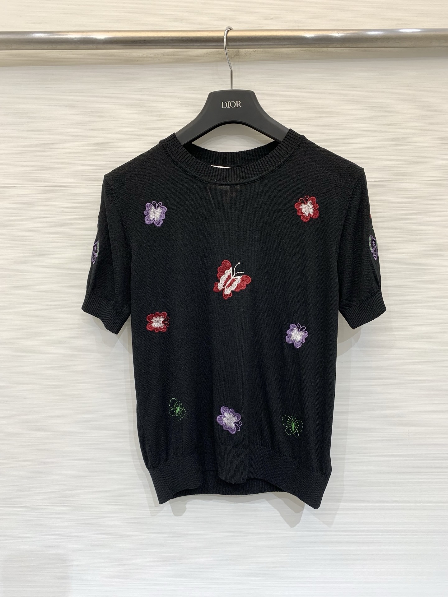NO:844094,DIOR 26 new summer model, butterfly embroidered round neck short-sleeved style, logo pattern decoration, upper body with high-end atmosphere, two-color SML, dior, T-shirt,19860909DIOR 26夏季新款 蝴蝶刺绣圆领短袖款 logo图案修饰点缀 上身高级氛围感 两色SML,,dior,T-shirt,,Women's clothing