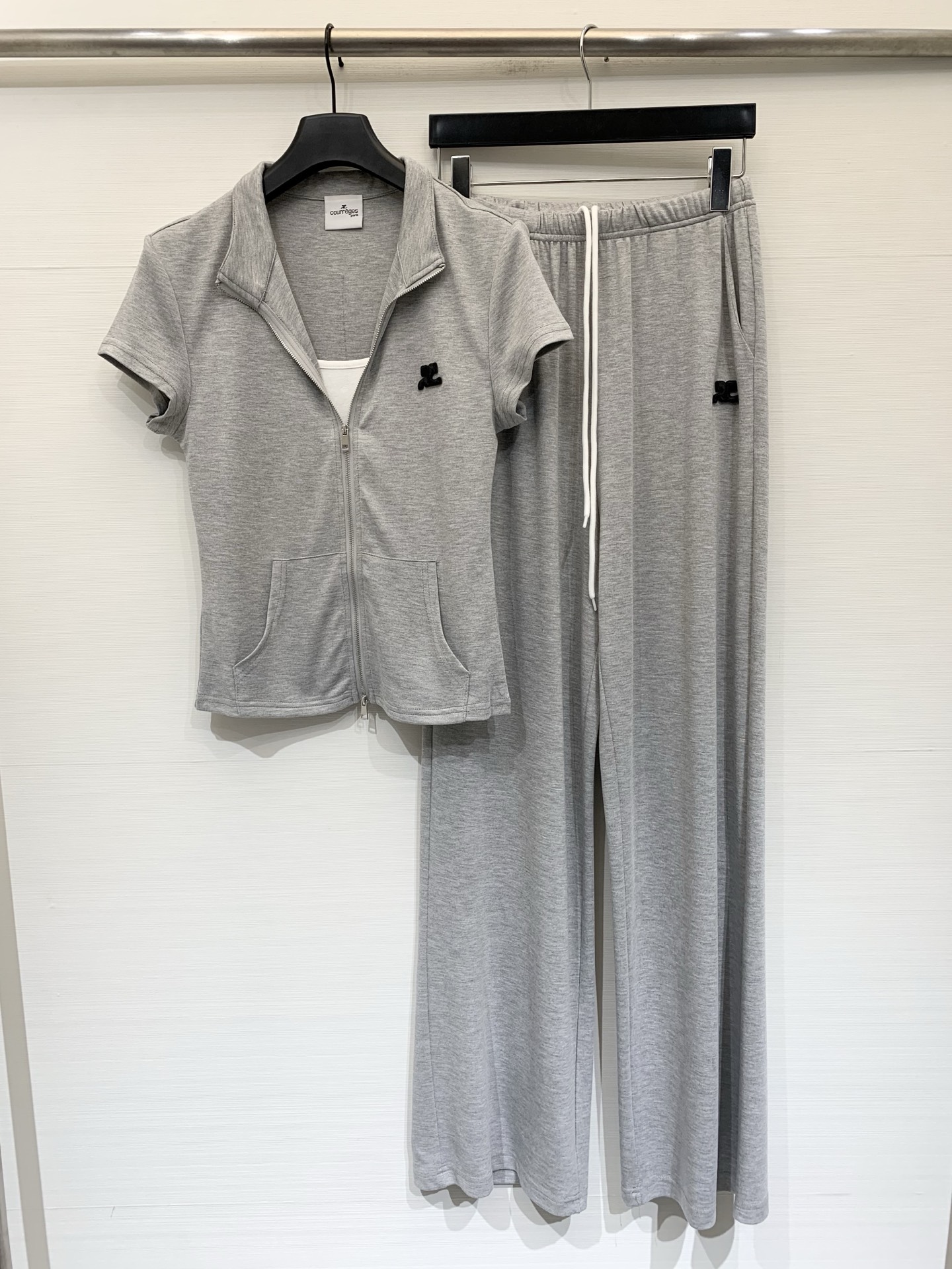 NO:844112,Courreges relaxed ceiling fake two-piece casual suit, fake two-piece two-way zipper lapel short-sleeve + drapey wide-leg pants, low-key embroidered small logo, slimming but still hiding body, daily wear is lazy and high-end, one set has no worries when going out ~ the looseness is straight away, can be worn for commuting and walking. Two-color SML, T-shirt,19860909Courreges 松弛感天花板 假两件休闲套装,假两件双向拉链翻领短袖+垂感阔腿裤,低调刺绣小标Logo,显瘦藏肉两不误,日常穿慵懒又高级,一套出门零烦恼~松弛感直接拉满,通勤遛弯都能穿 两色SML,,T-shirt,,Women's clothing