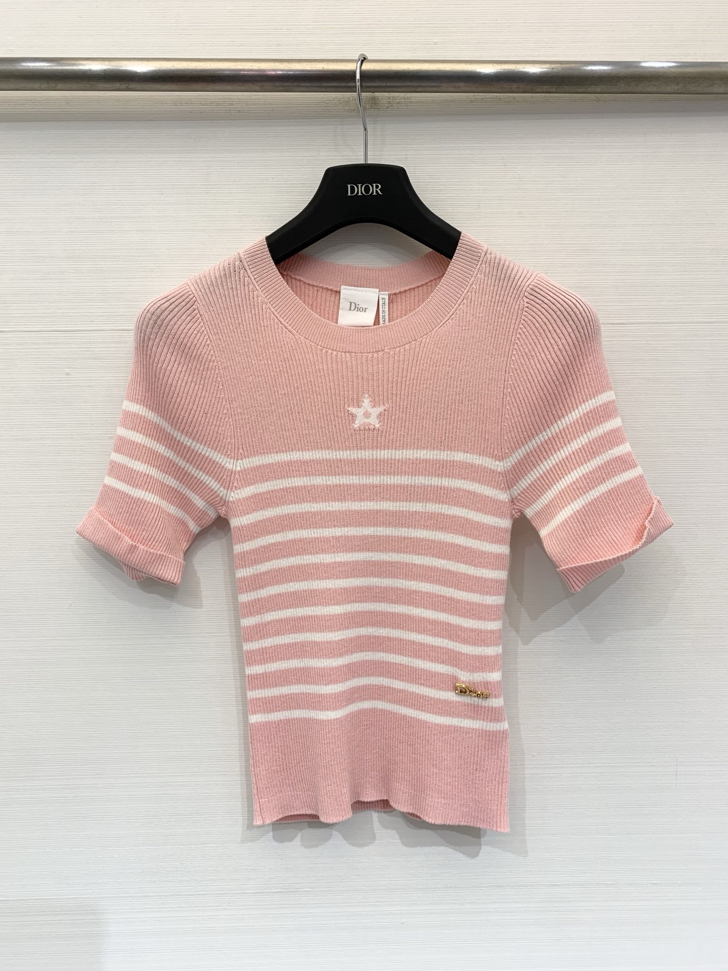 NO:844110,DIOR 26 new summer model, striped slim round neck short-sleeved style, logo pattern decoration, upper body with high-end atmosphere, three-color SML, dior, T-shirt,19860909DIOR 26夏季新款 条纹修身圆领短袖款 logo图案修饰点缀 上身高级氛围感 三色SML,,dior,T-shirt,,Women's clothing