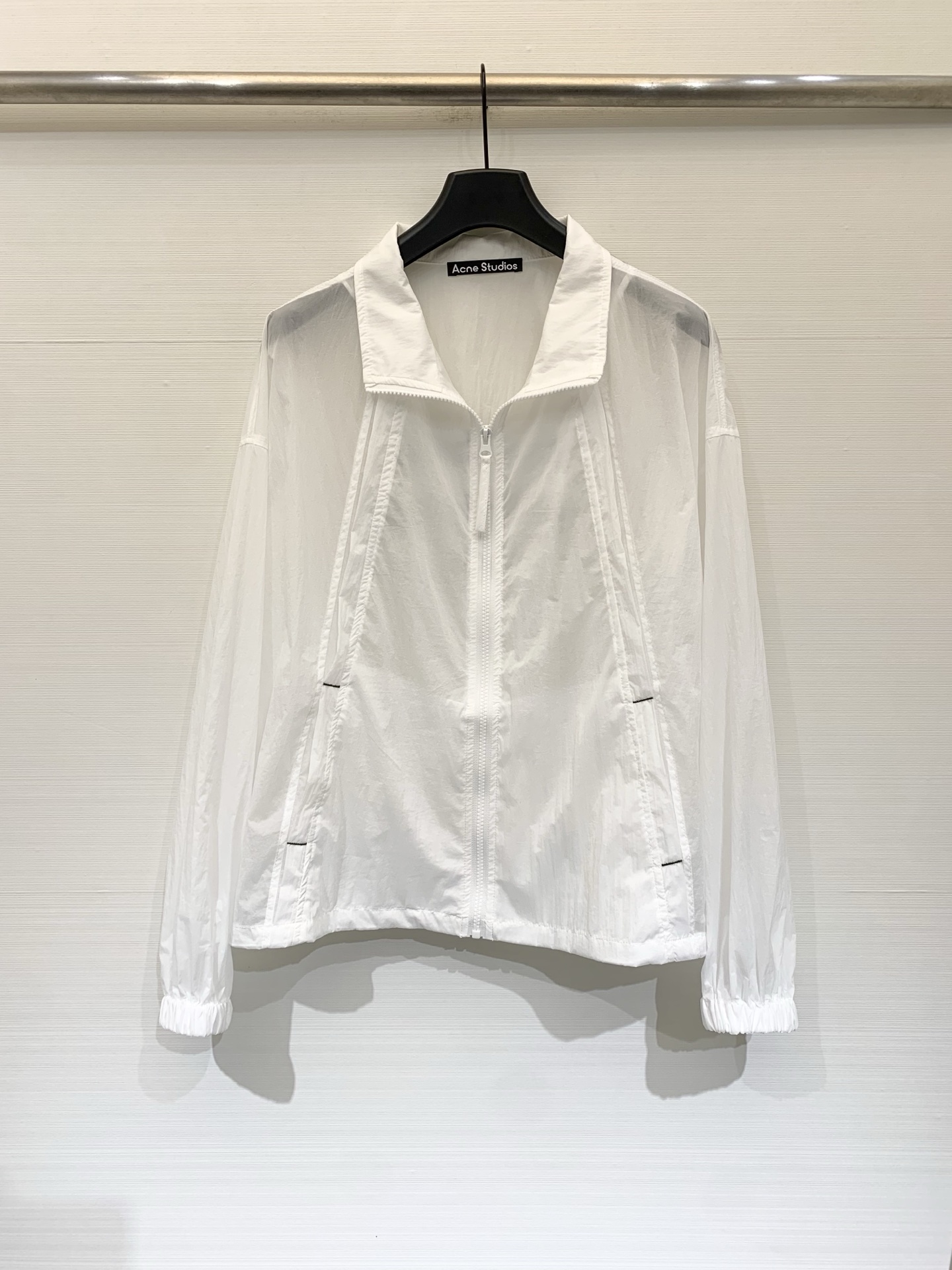 NO:844117,Acnestudios 26 new summer style printed loose sun protection thin jacket, Nordic minimalism + retro street style, loose shoulder silhouette has a lazy and relaxed feeling, can be worn by both men and women, suitable for daily use, light outdoor, and sun protection shirts, not picky about body shape but also has a sense of luxury. Three-color SML,,acne studios,dior,jackets & coats,19860909Acnestudios 26夏季新款 印花宽松防晒薄外套,北欧极简+复古街头风,宽松落肩的廓形自带慵懒松弛感,男女都能穿,日常、轻户外、做防晒衫都合适,不挑身材还自带高级感 三色SML,,acne studios,dior,jackets & coats,,Women's clothing