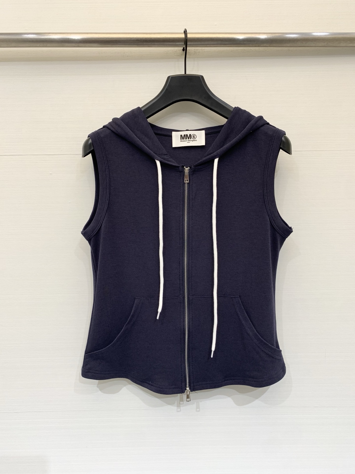 NO:844122,MM6 Maison Margiela 26 new summer style hooded sleeveless vest, slim waisted version, natural arc micro-arc cut at the hem, which can well outline the waistline, comes with a hood design, with a contrasting drawstring, and classic kangaroo pockets on both sides, combining practicality and style. Two-color SML,, masion margiela, hats,19860909MM6 Maison Margiela 26夏季新款 连帽无袖马甲,修身显瘦的收腰版型,下摆呈自然圆弧微弧剪裁,能很好地勾勒腰线,自带兜帽设计,搭配撞色抽绳,两侧设有经典袋鼠口袋,兼具实用性与造型感 两色SML,,masion margiela,hats,,Women's clothing