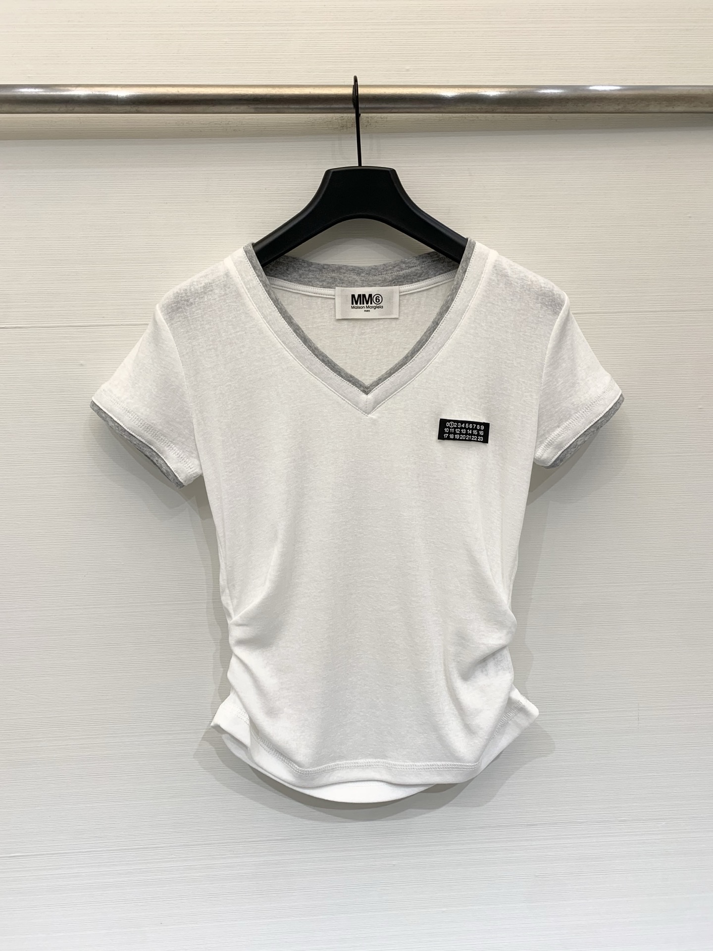 NO:844127,MM6 26 new summer style, contrasting color side V-neck pleated short-sleeved T-shirt, side waist pleated design, straight waist and abdomen line, slimming and not unflattering, perfect with jeans and suit trousers. Three-color SM, masion margiela, jeans, T-shirt, tees, t-shirt, business suit,19860909MM6 26夏季新款 撞色边V领收褶短袖T恤,侧腰收褶设计,腰腹线条直接拉满,显瘦不挑人,搭配牛仔裤、西装裤都超绝 三色SM,,masion margiela,jeans,T-shirt,tees，t-shirt,business suit,,Women's clothing
